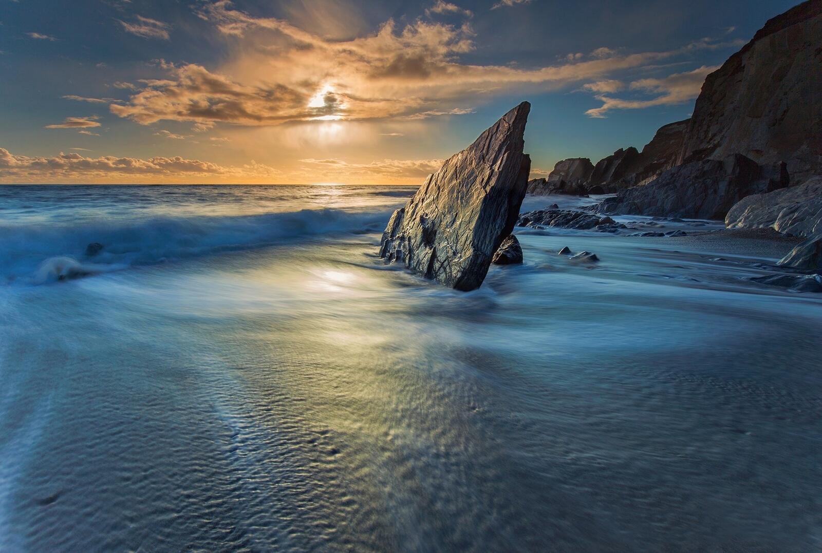 Бесплатное фото Острая скала на берегу моря