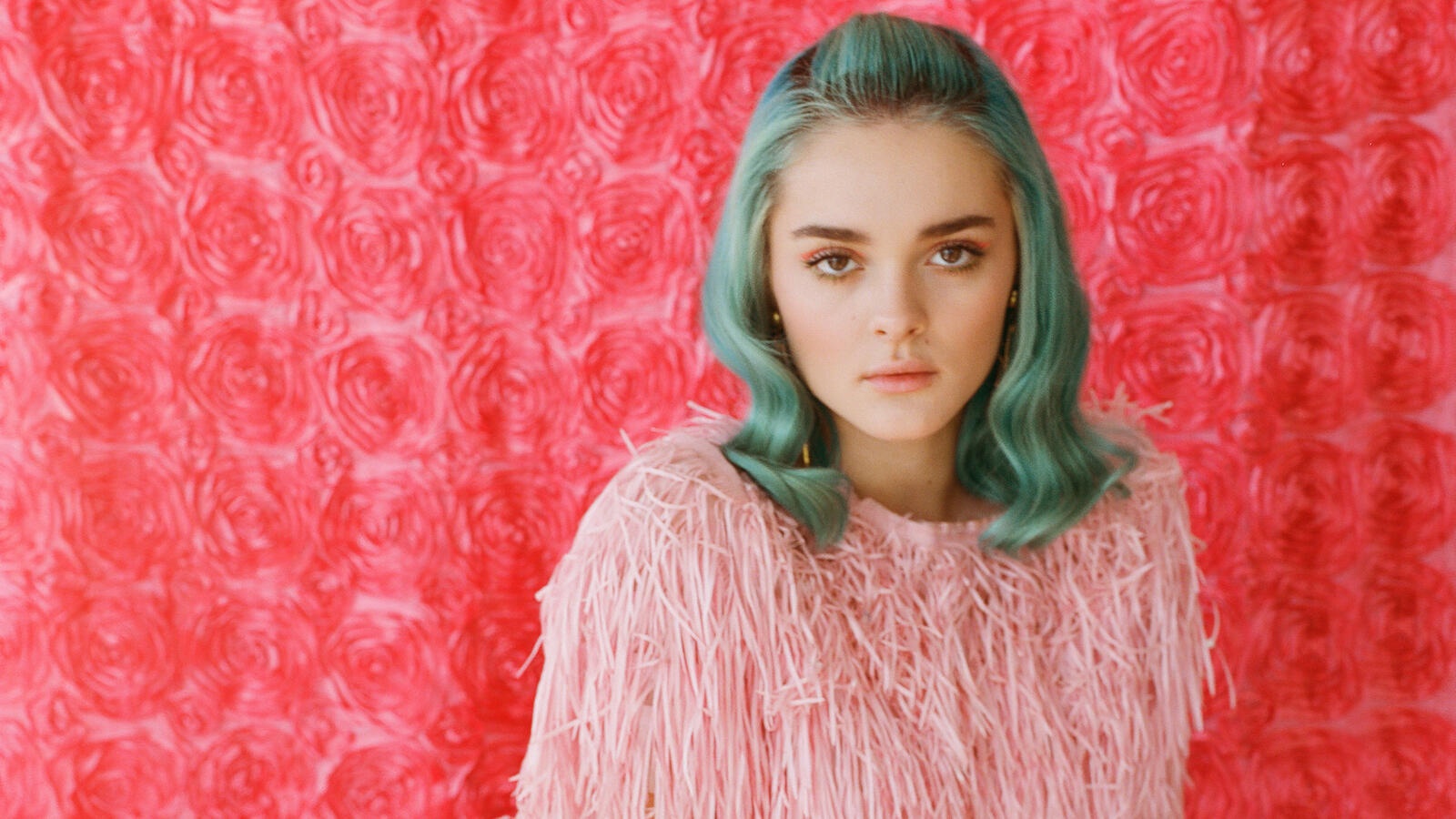 Free photo Charlotte Lawrence with green hair