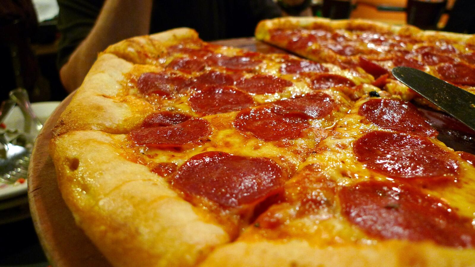 Бесплатное фото Свежеприготовленная пицца с колбасой