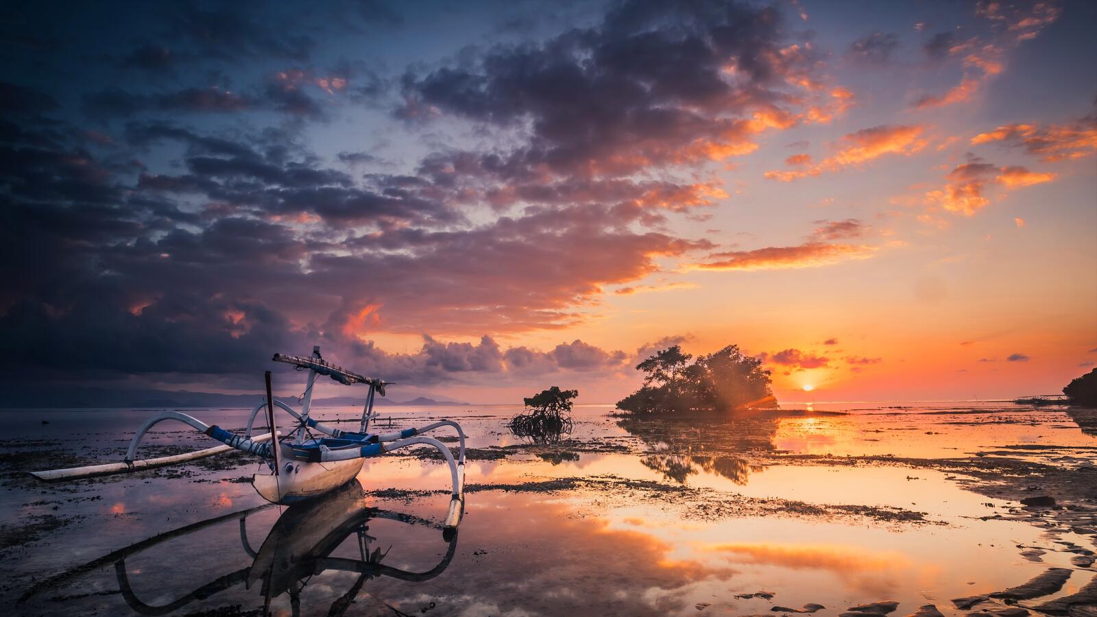 Бесплатное фото Морской отлив на песочном берегу при закате солнца