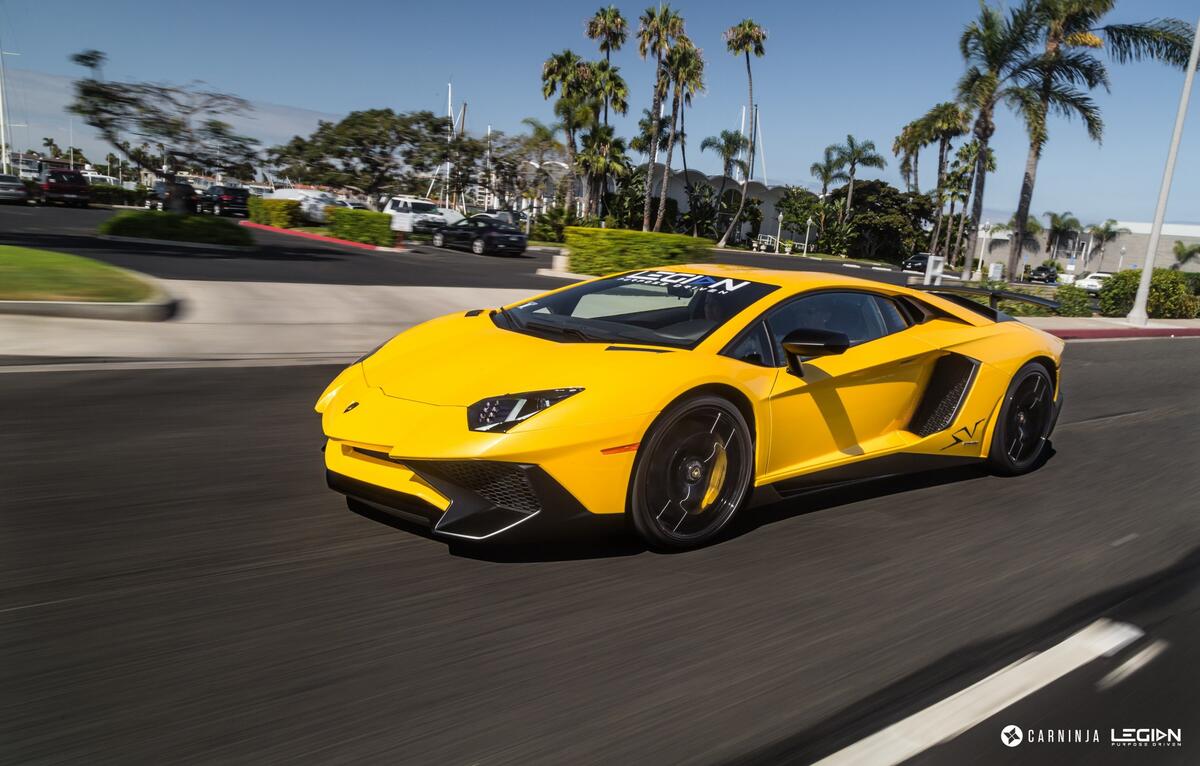 Желтая Lamborghini Huracan LP610 едет на большой скорости