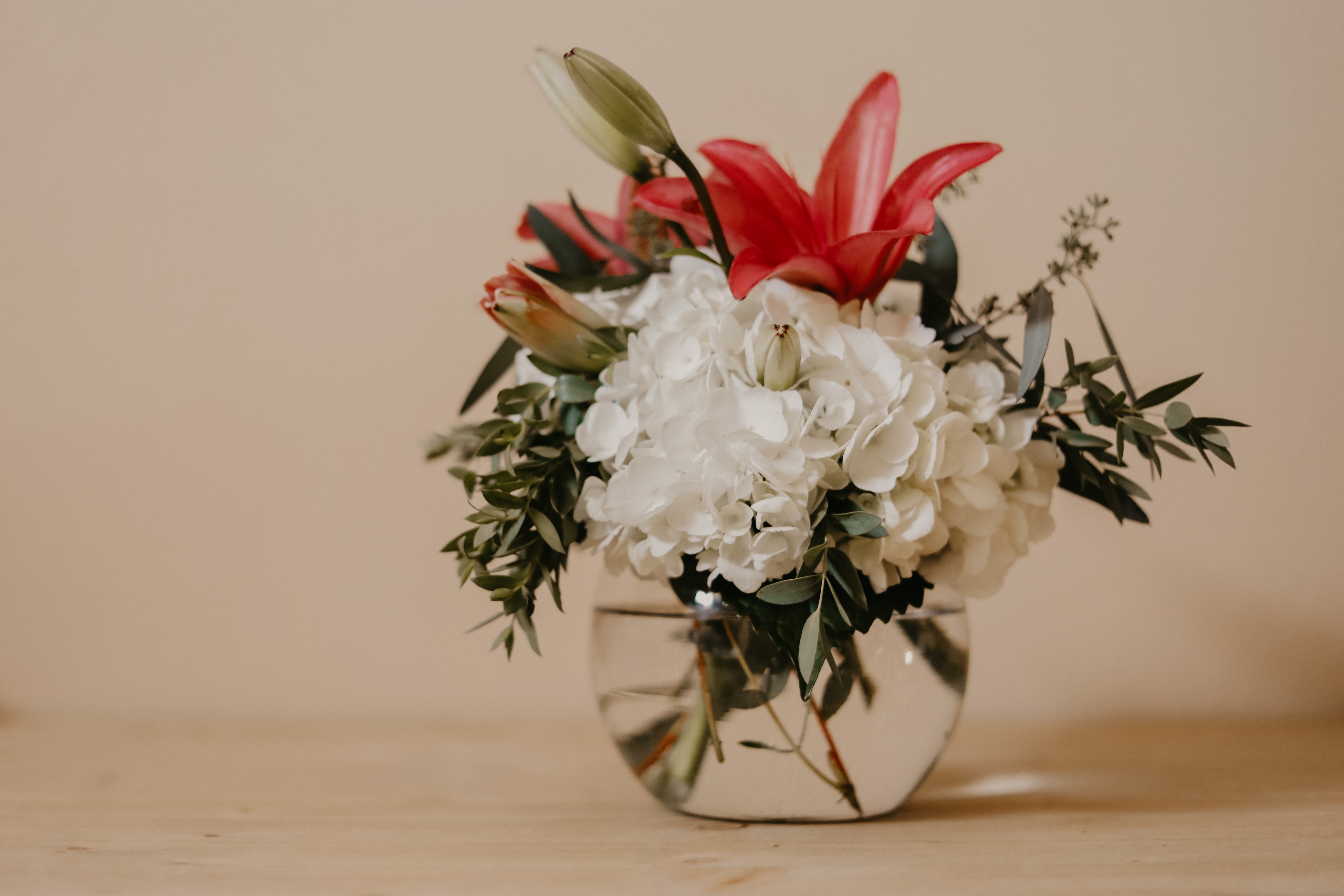 Free photo White flowers in a clear vase