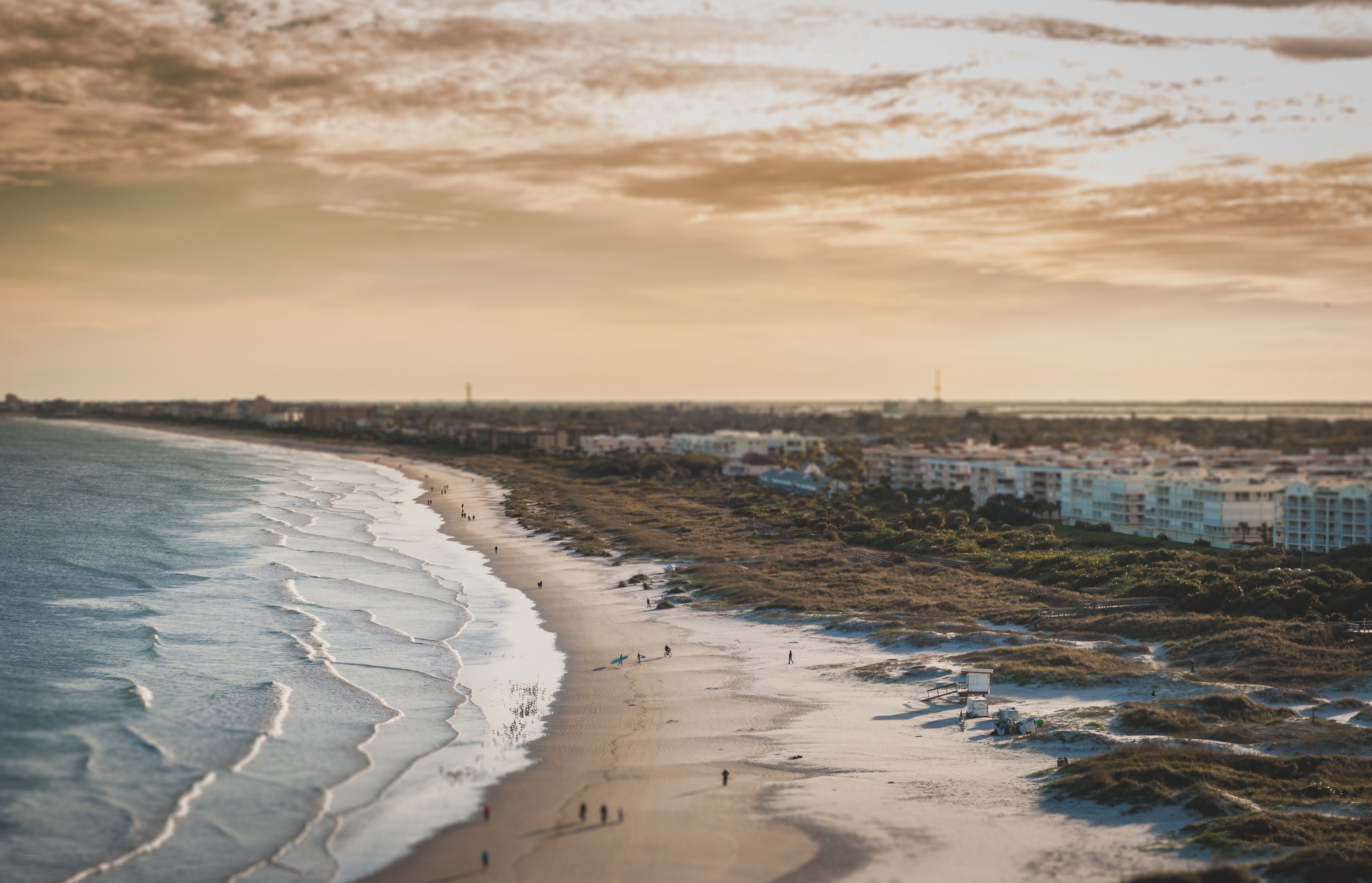 Бесплатное фото Город у побережья море рядом с пляжем