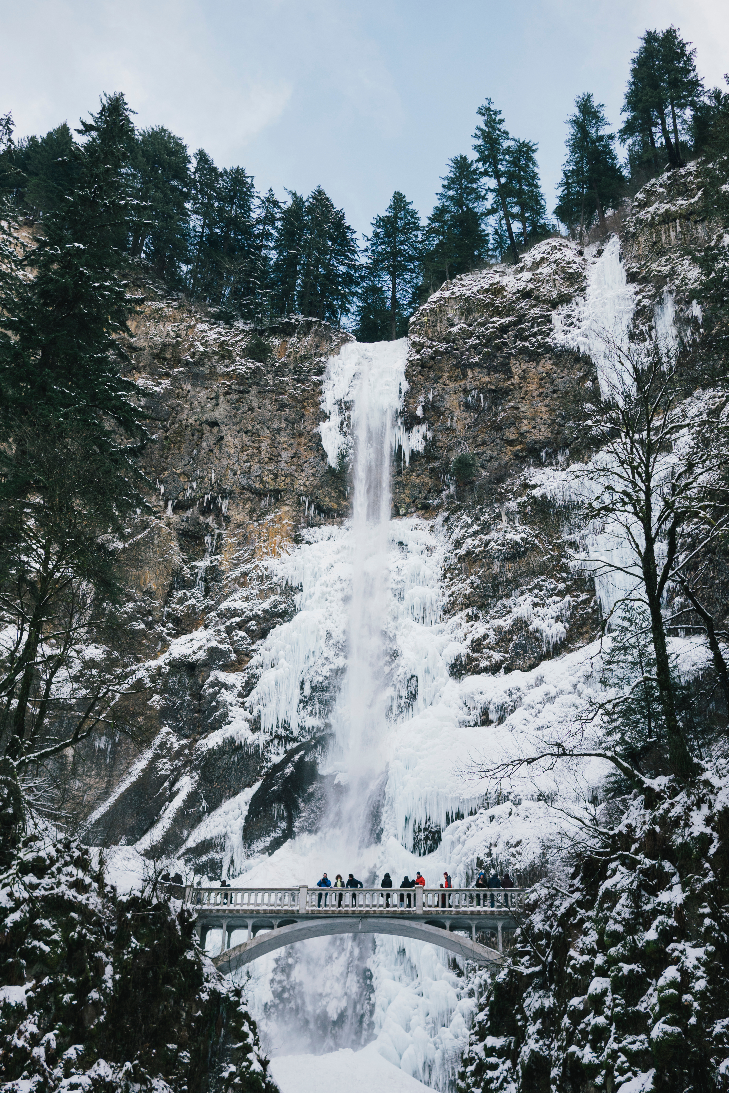 冬季悬崖上的瀑布