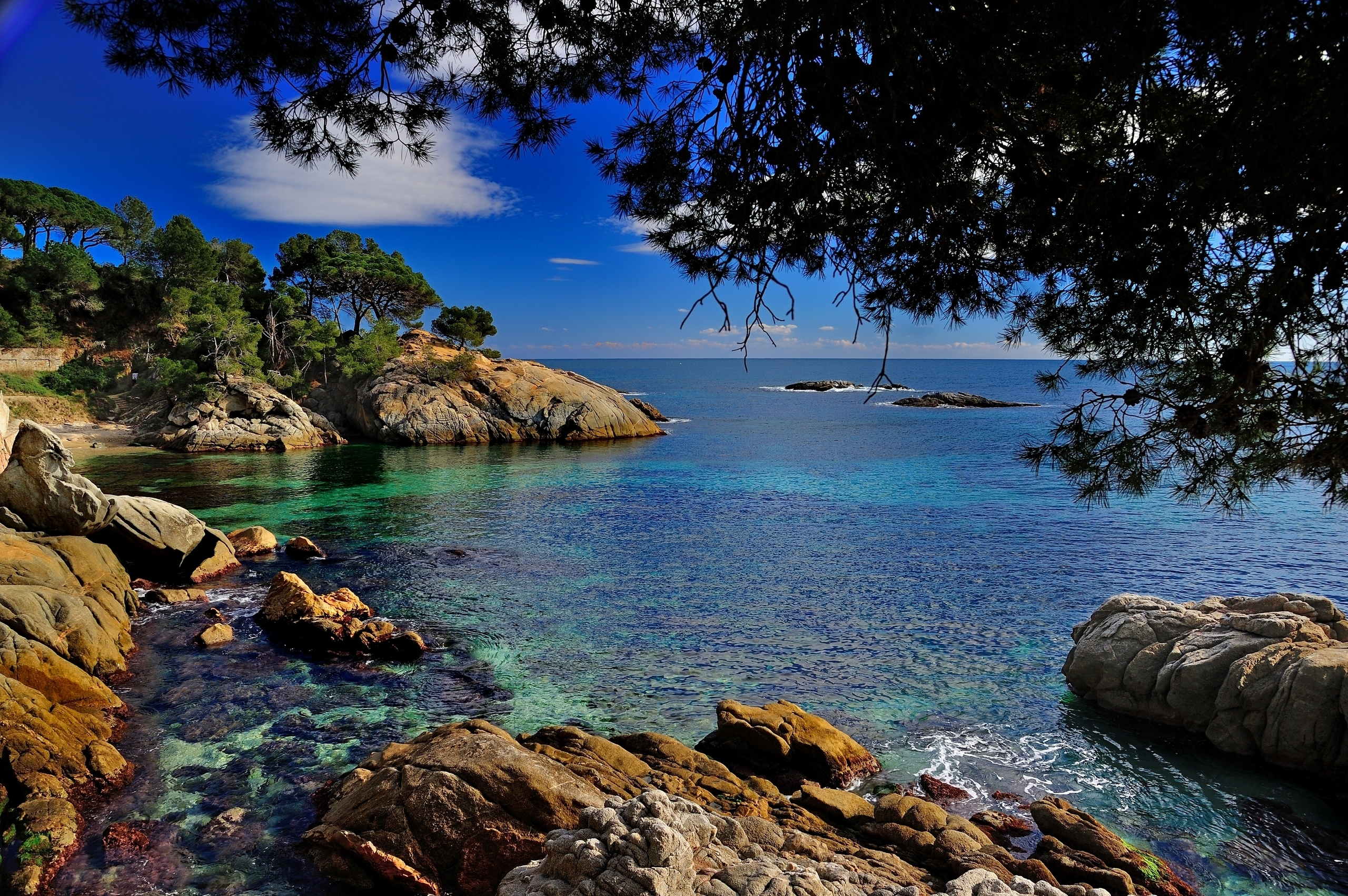 Бесплатное фото Скалистый пляж в Испании