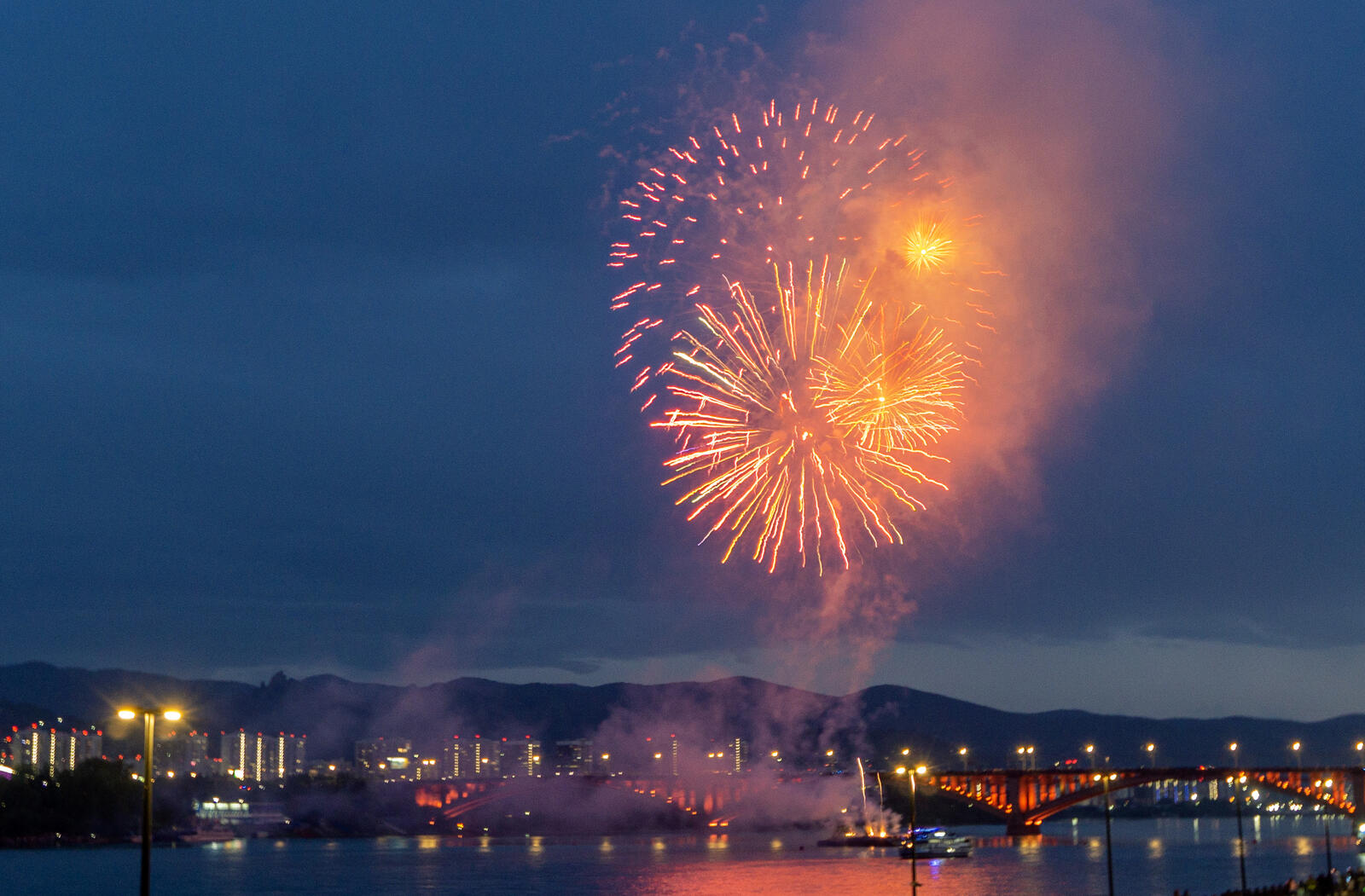 Free photo Festive fireworks over the Yenisei River in the center of Krasnoyarsk on Russia Day.