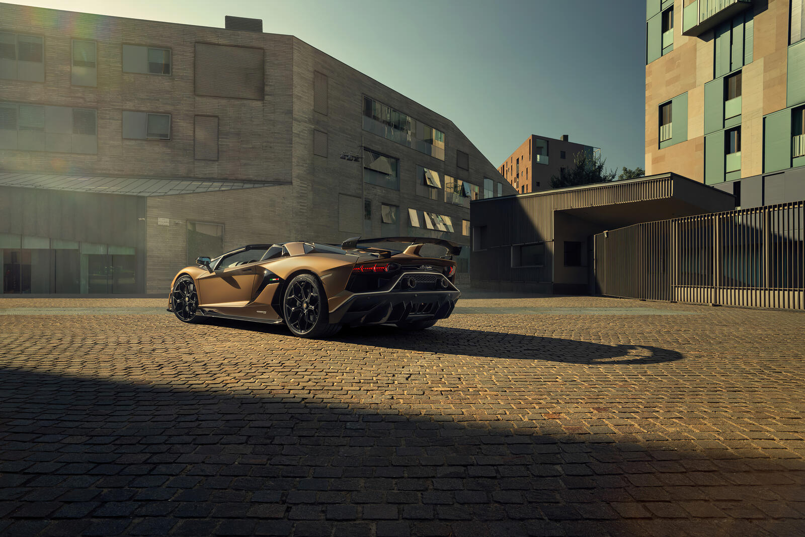 Бесплатное фото Lamborghini Aventador SVJ в коричневом цвете вид сзади