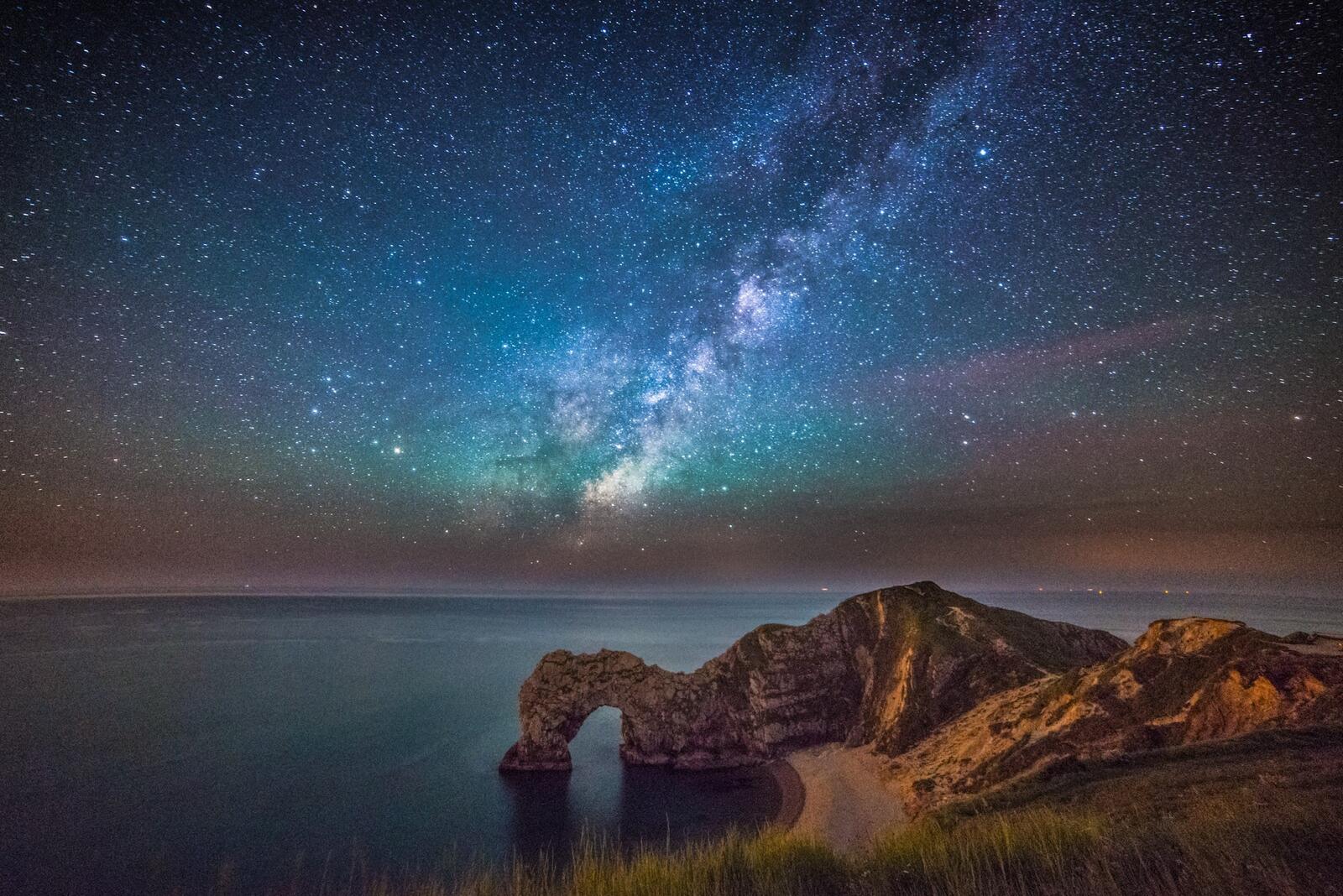 Бесплатное фото Звездное небо над морем
