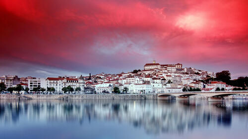 葡萄牙一个城市上空的红色天空