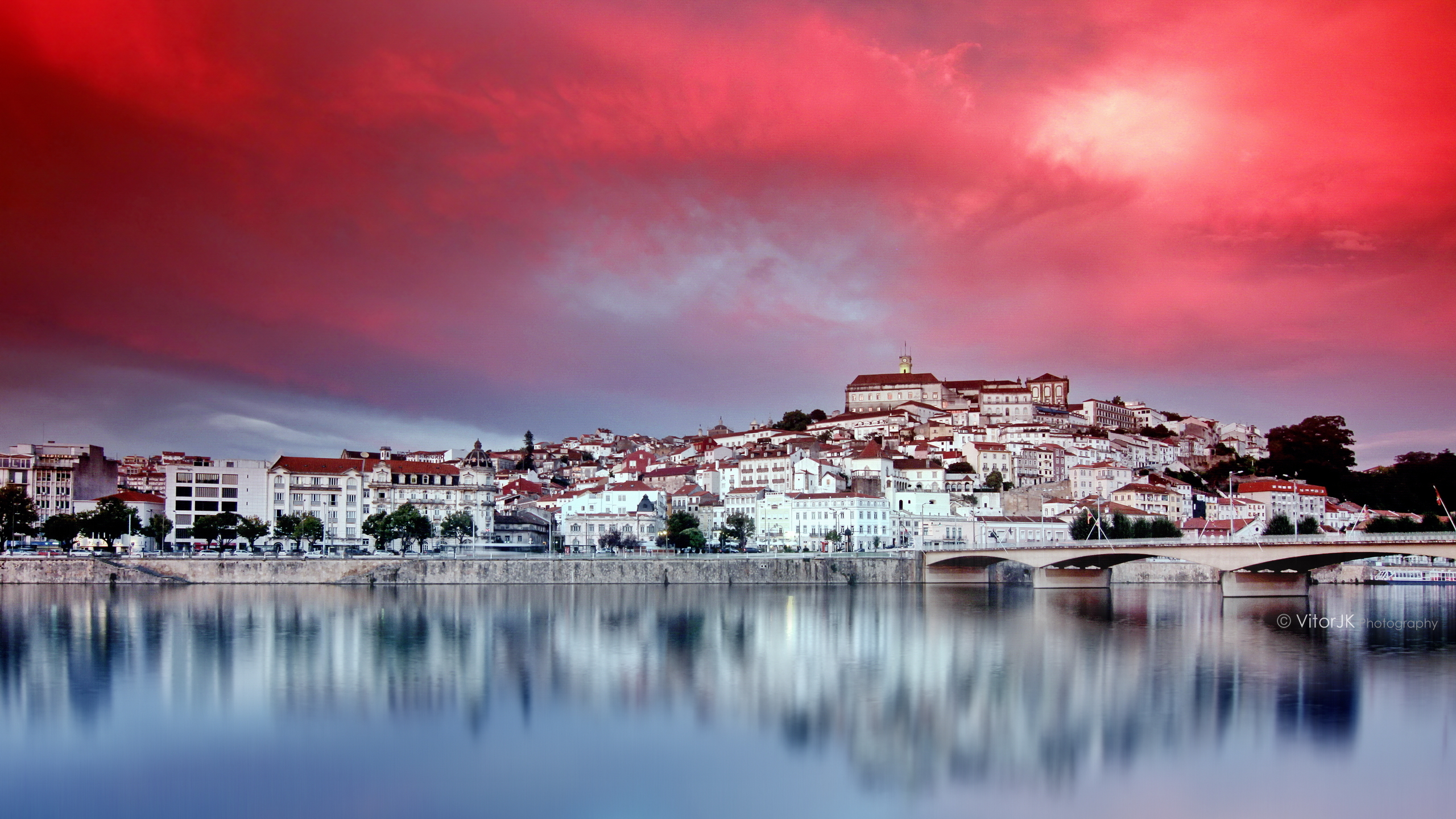 Красное небо на городом Португалии