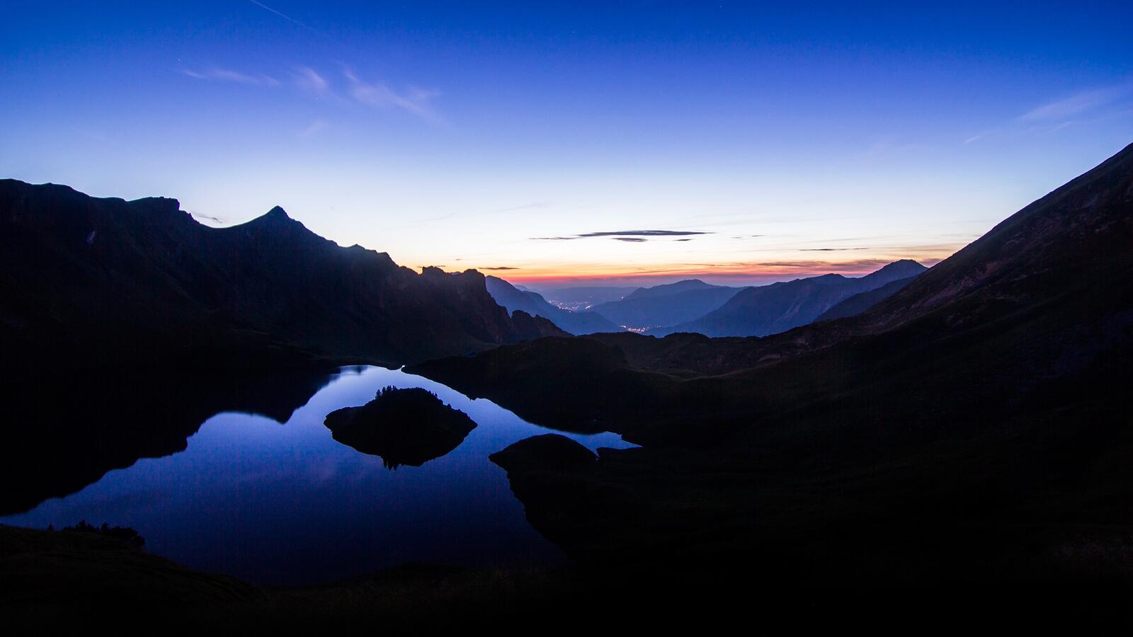 Free photo A lake among the mountains at dawn