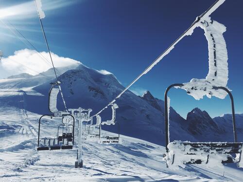 覆盖在冰面上的滑雪场的升降旋转木马