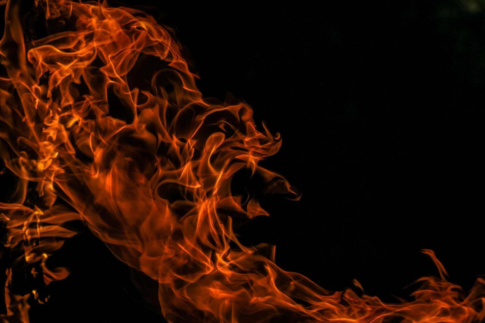 Бесплатное фото Пламя на черном фоне