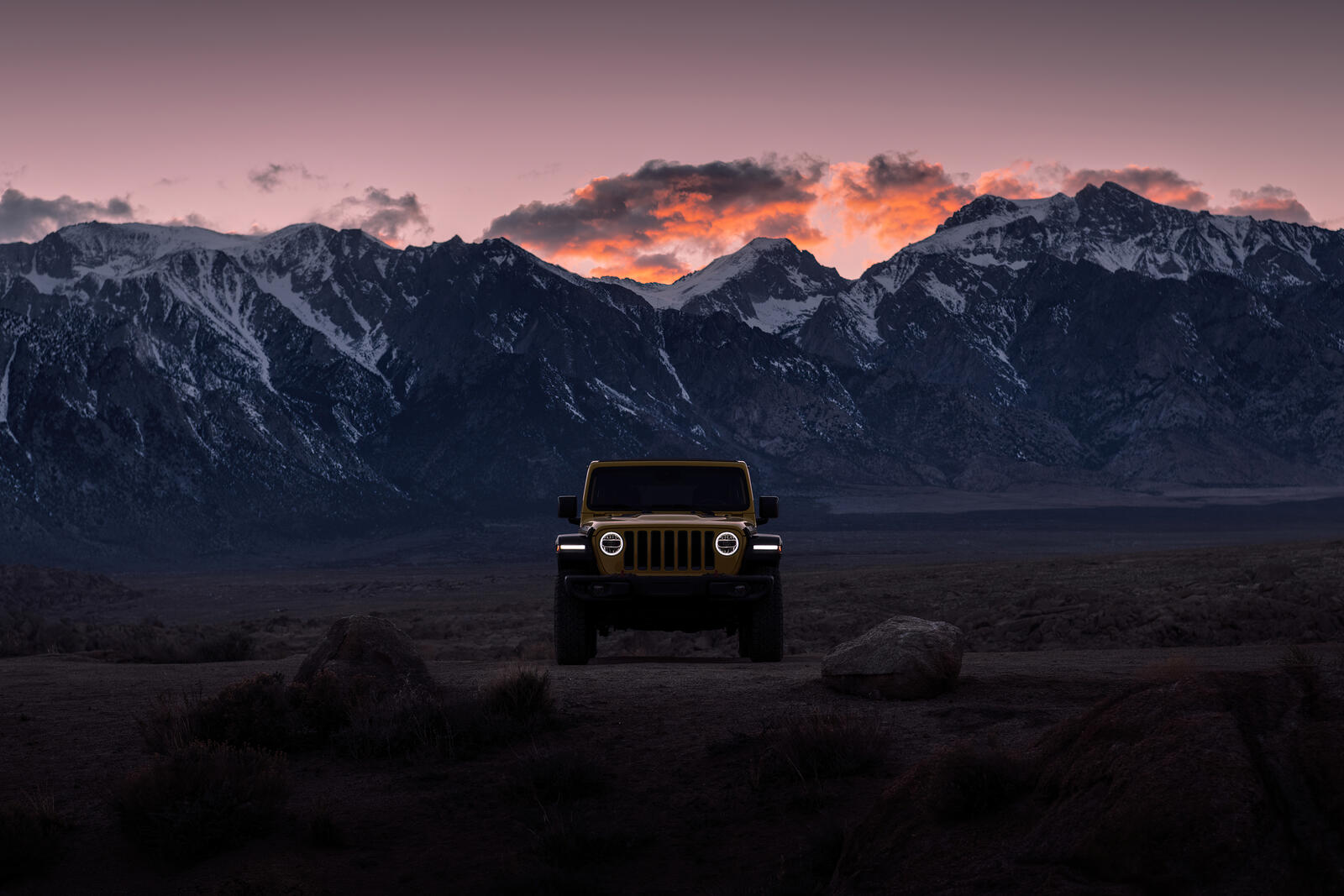 Free photo Jeep Wrangler in the evening in front of the big mountains