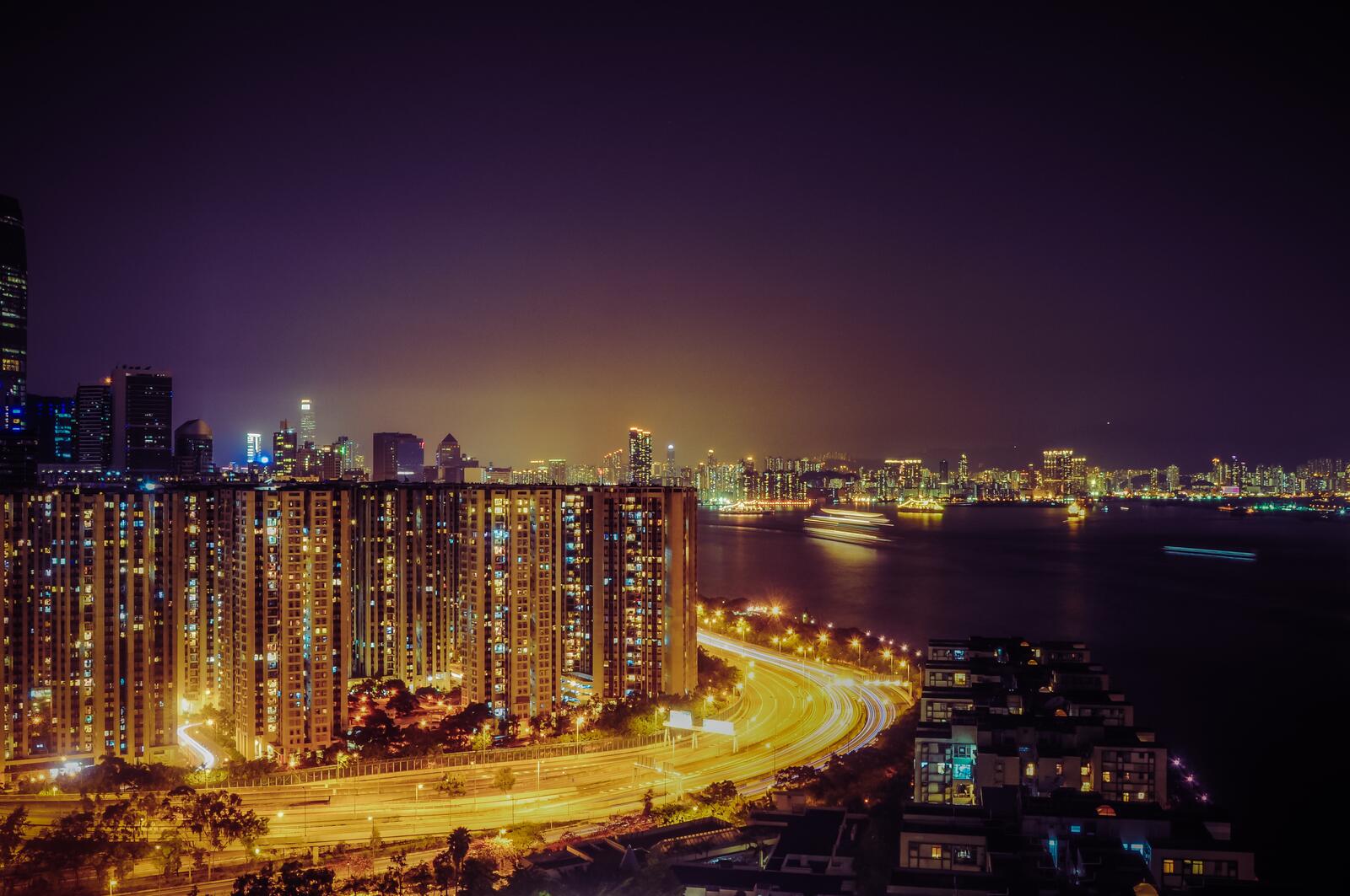 Бесплатное фото Ночной город возле залива