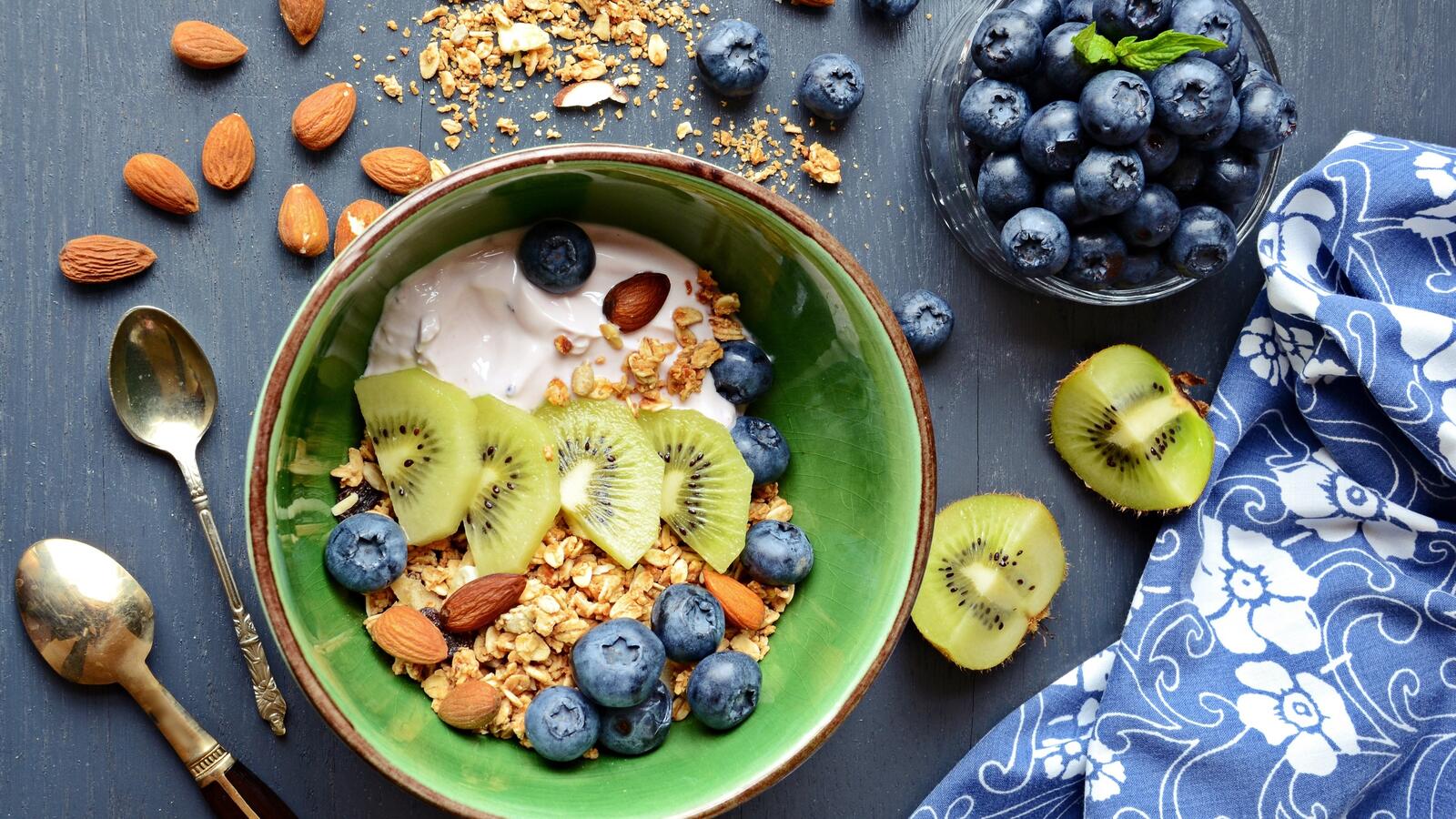 Бесплатное фото Здоровая пища с ягодами и орехами