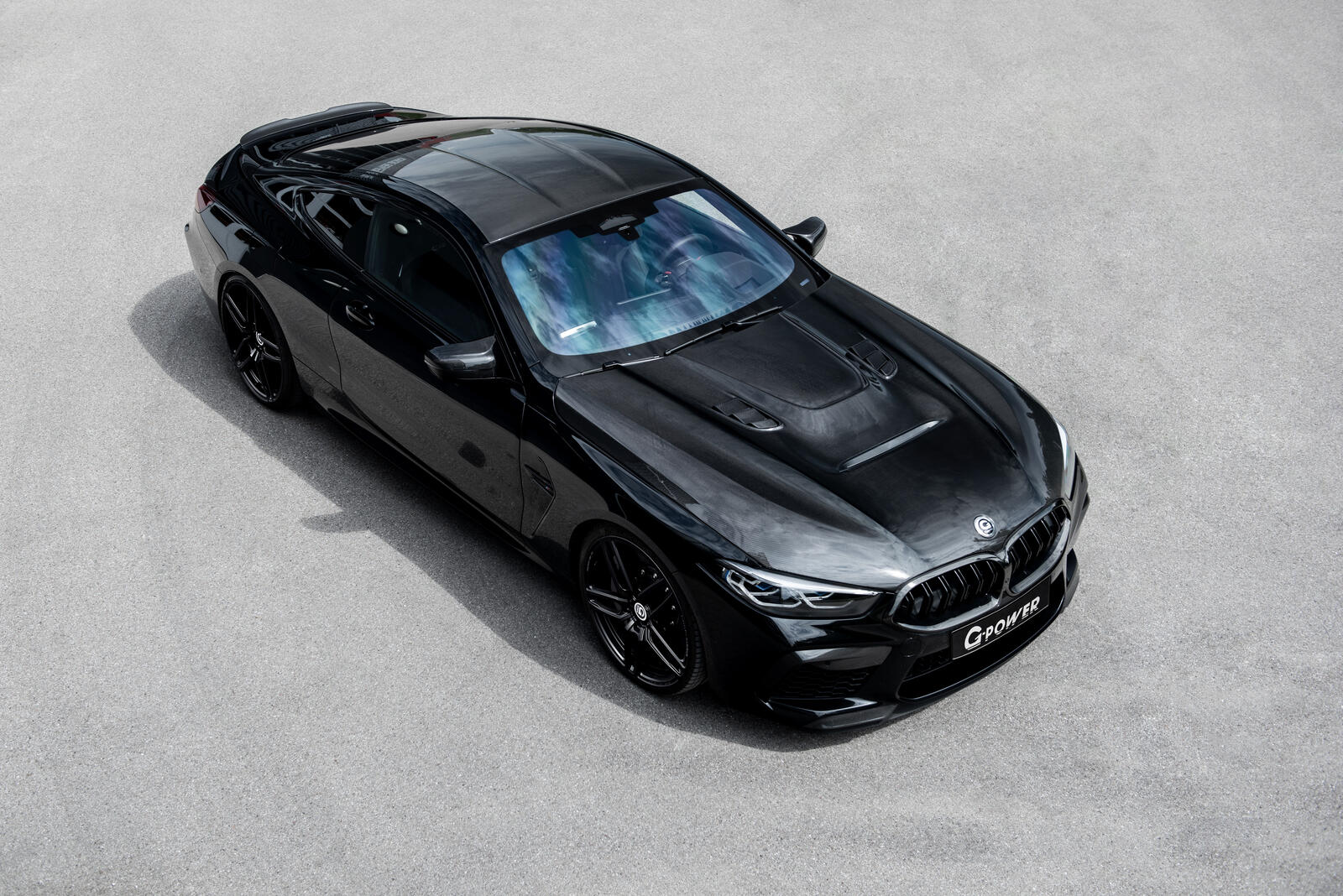 免费照片黑色BMW M8双门跑车俯视图