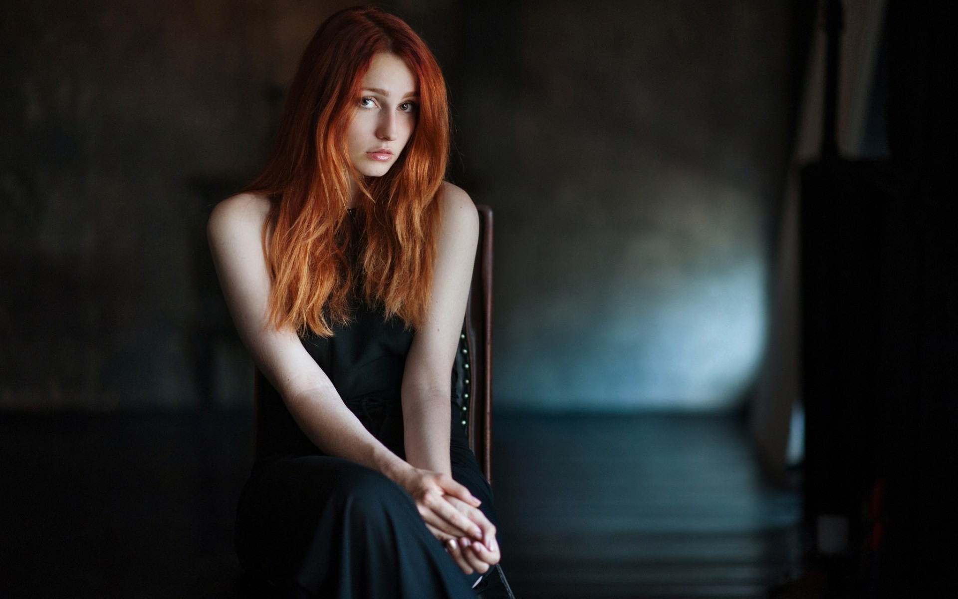 Free photo Red-haired girl in a black dress.