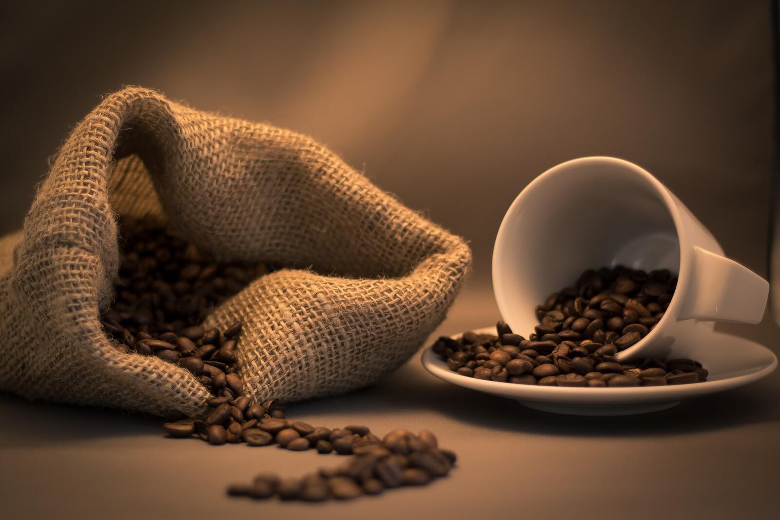 Бесплатное фото Кофейные зерна рассыпанные из мешка