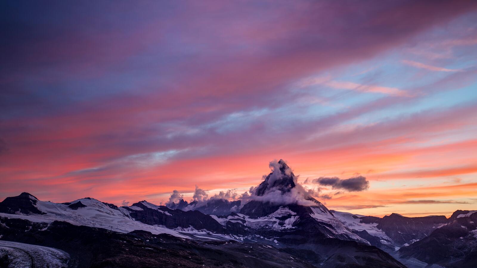 Free photo Amazing landscape with a mountain at sunset