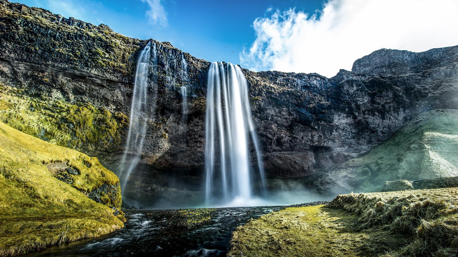 Бесплатное фото Большой водопад со скалы