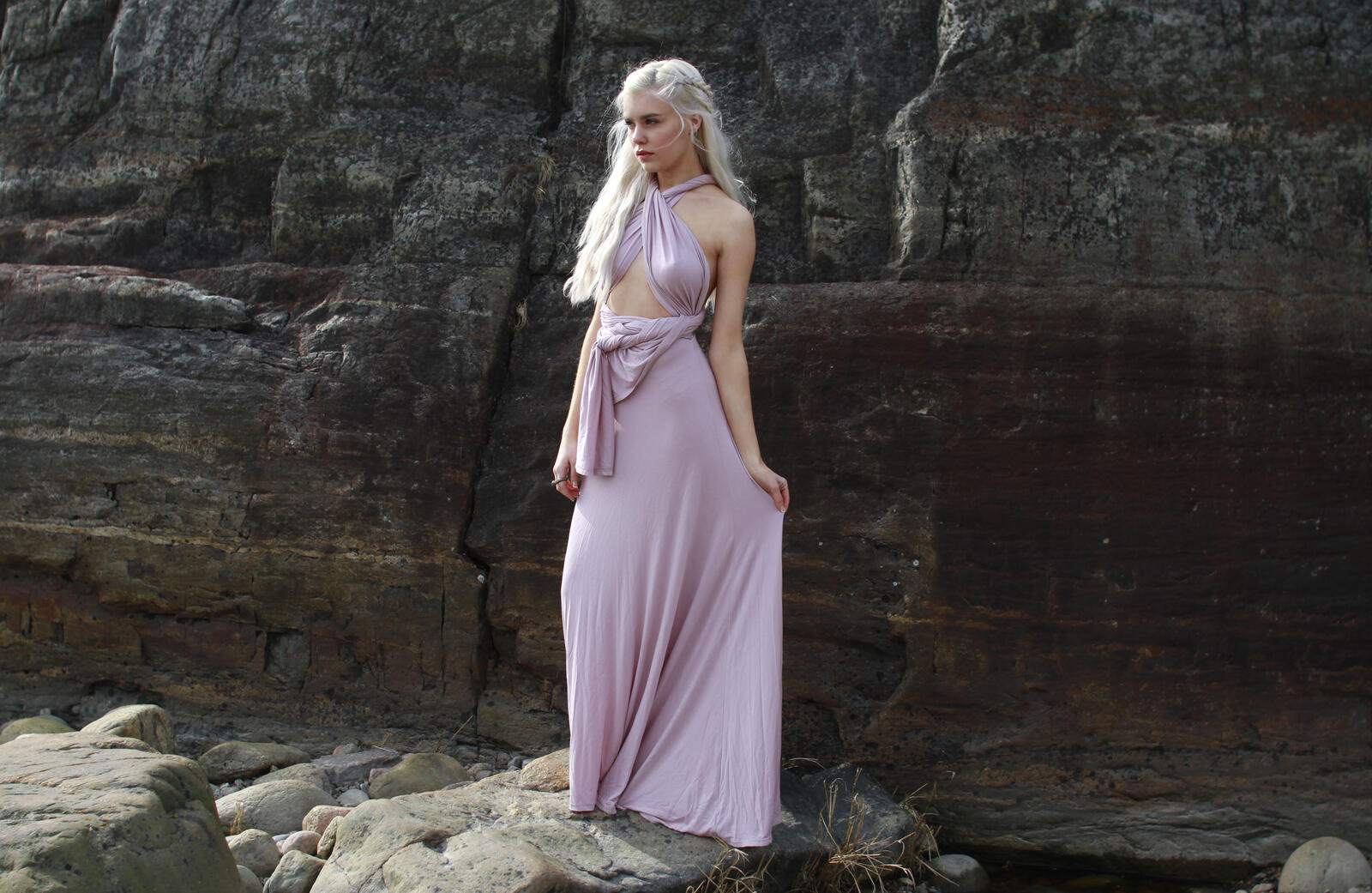 Free photo Daenerys Targaryen in a pink long dress