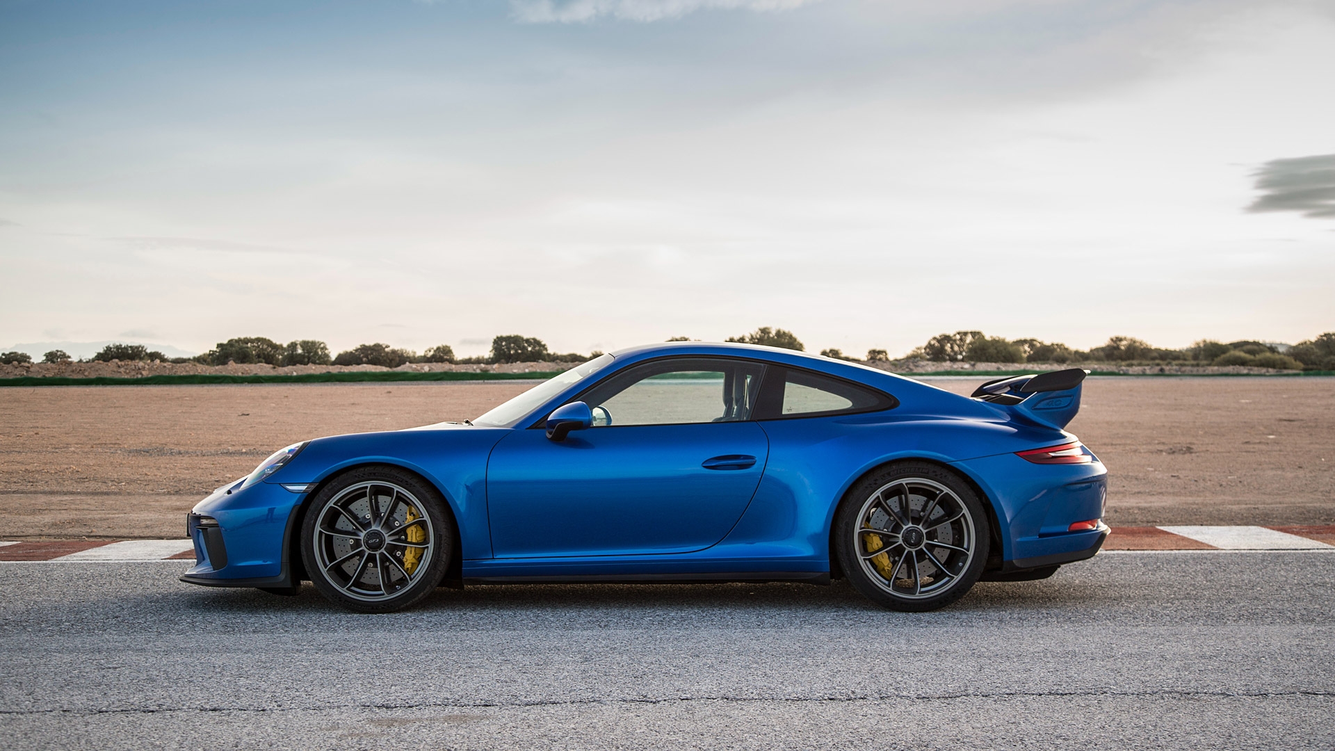 蓝色保时捷911 GT3 RS