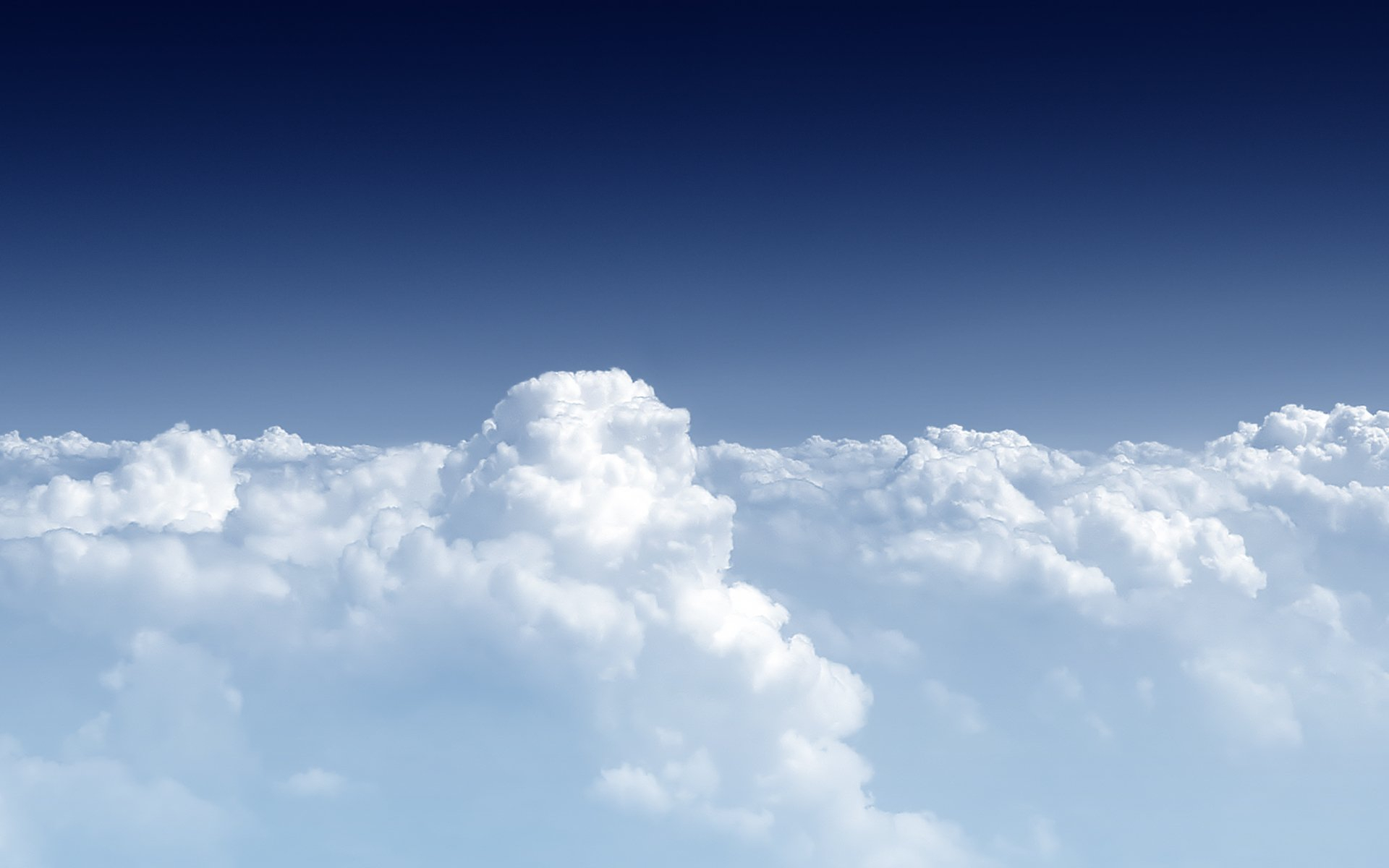 Летим над красивыми перистыми облаками · бесплатная фотография