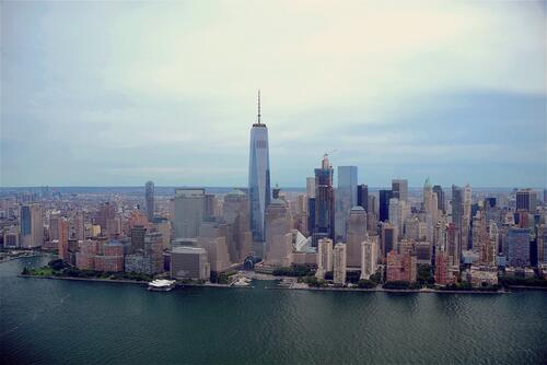 Манхэттен у берега моря вид с вертолета