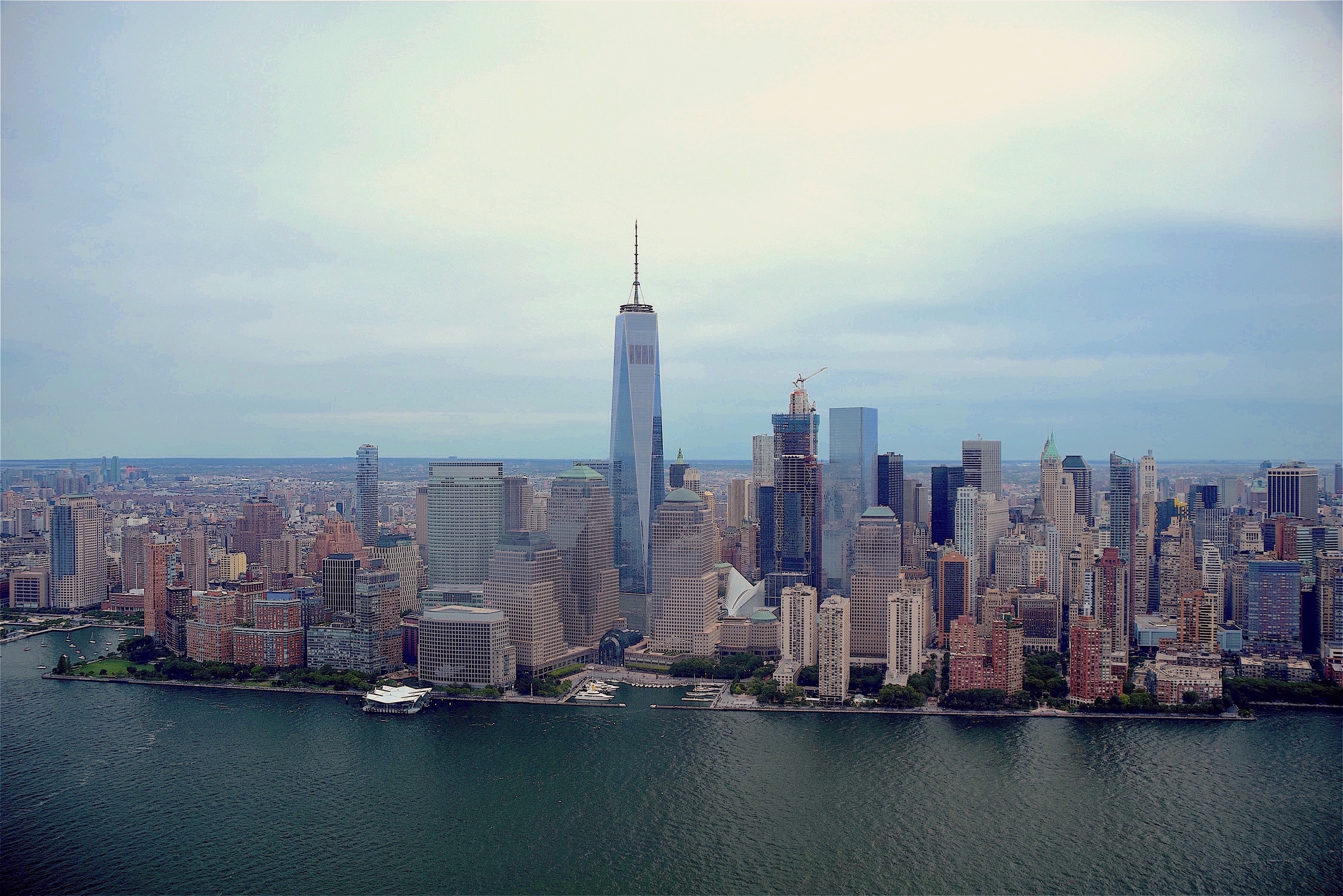 Free photo Manhattan by the sea from a helicopter