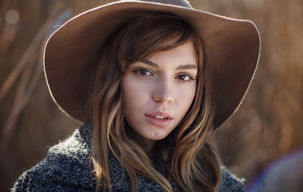 Красивая девушка в ковбойской шляпе