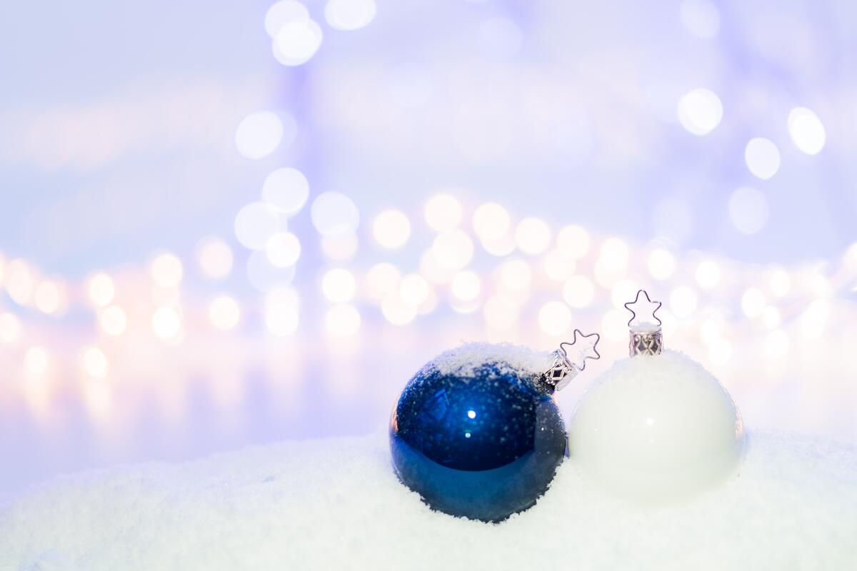 Белая и синяя новогодние игрушки