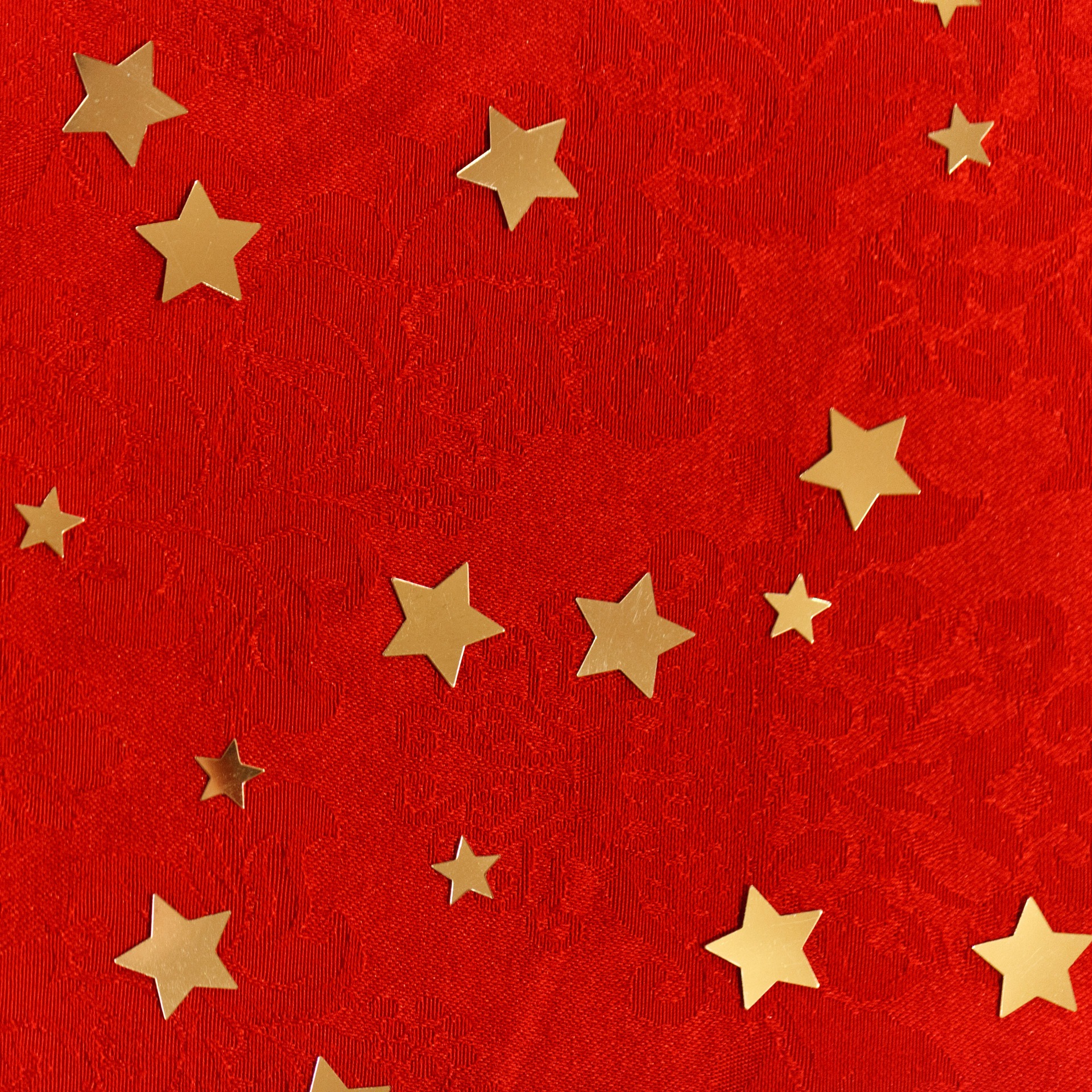 Free photo Gold stars on a red background