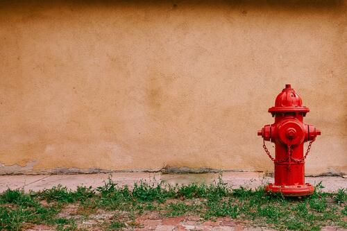 Красный пожарный гидрант