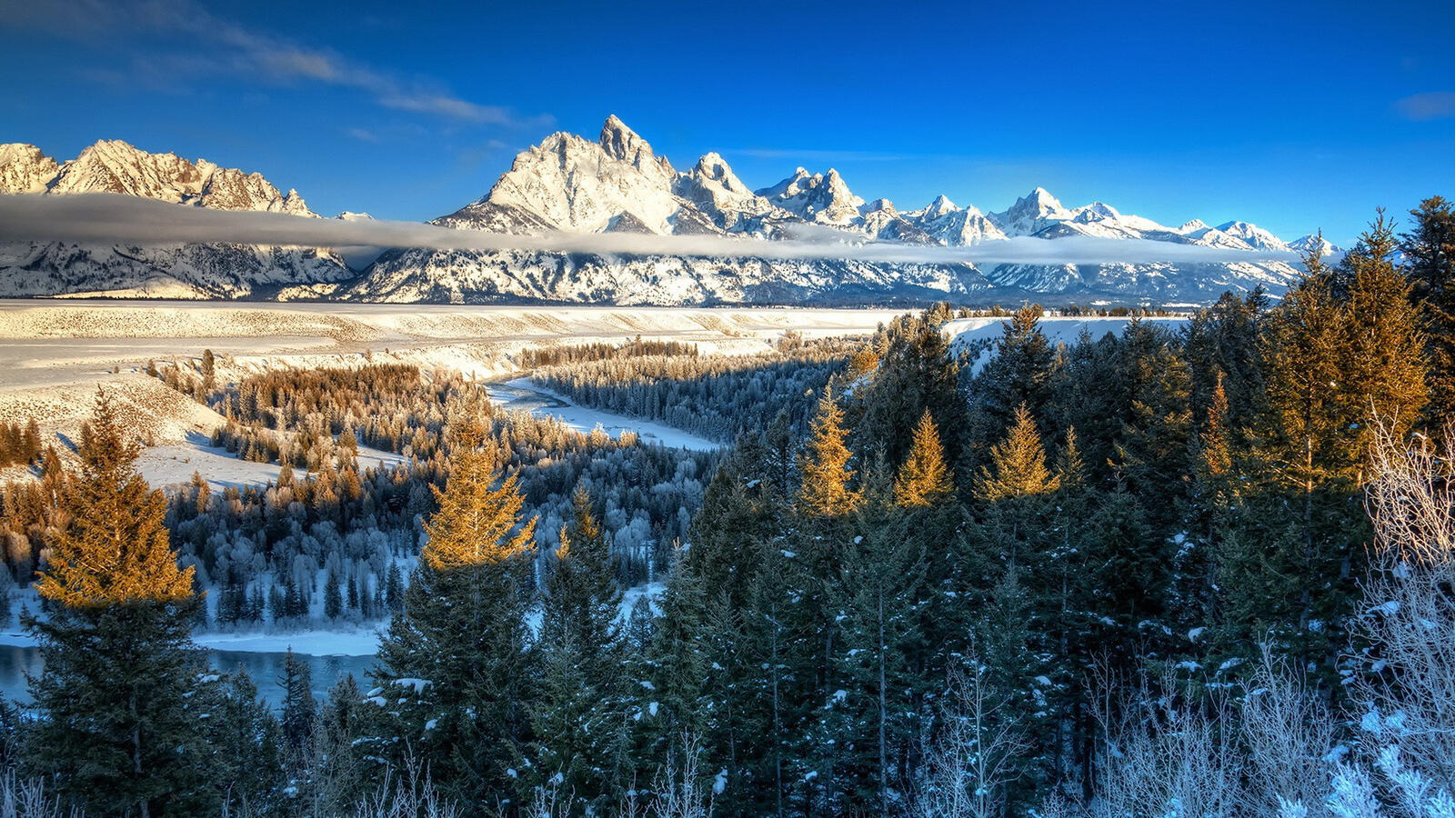 Бесплатное фото Зимний пейзаж в горах