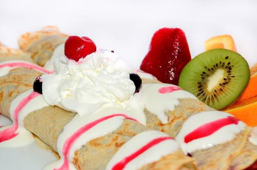 Pancakes with cream and fruit