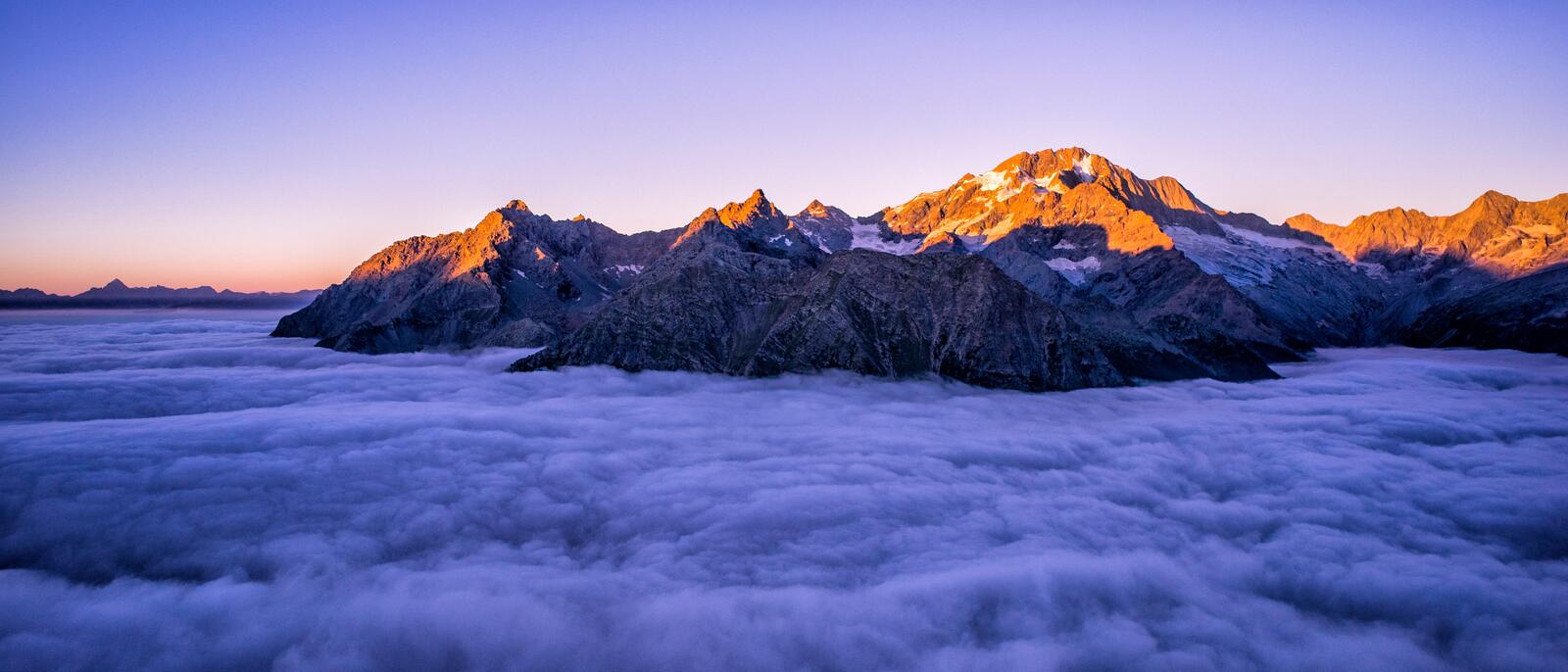 Бесплатное фото Густые облака скрывающие вершины гор