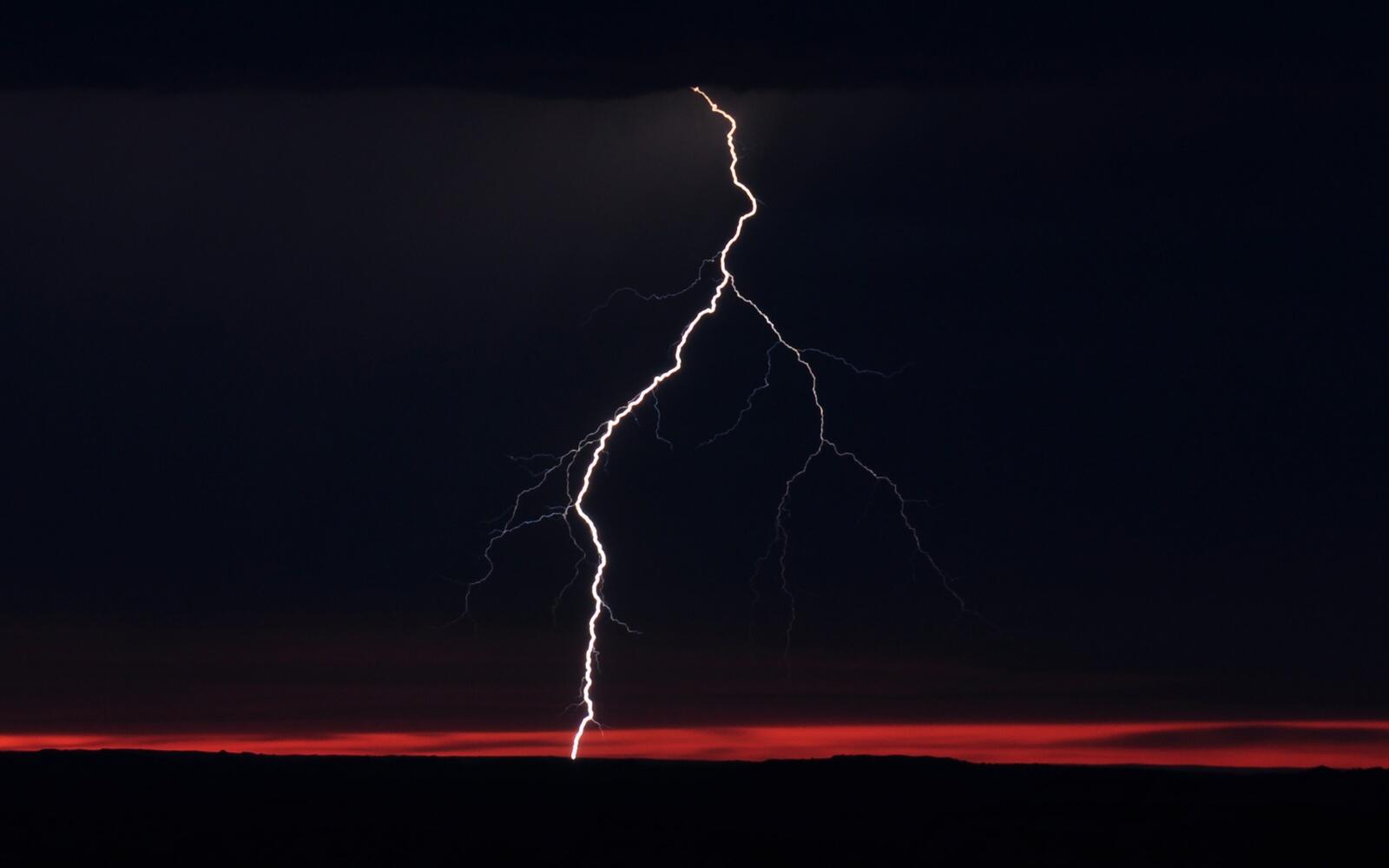 Free photo Lightning in the night sky strikes the ground