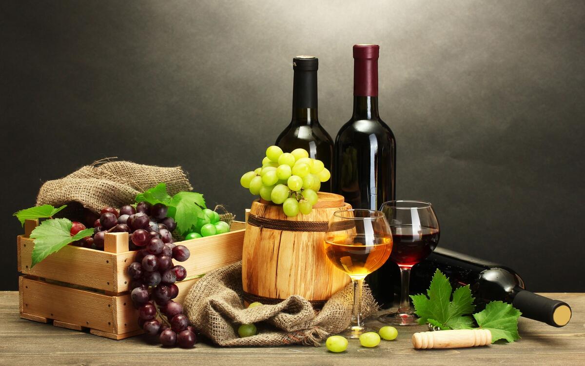 Бутылки вина с виноградом