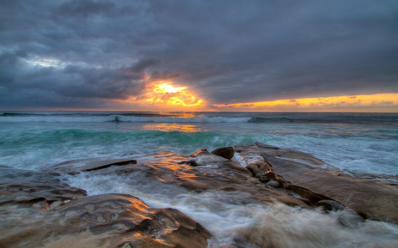 Бесплатное фото Волны бьются о скалистые камни на берегу моря