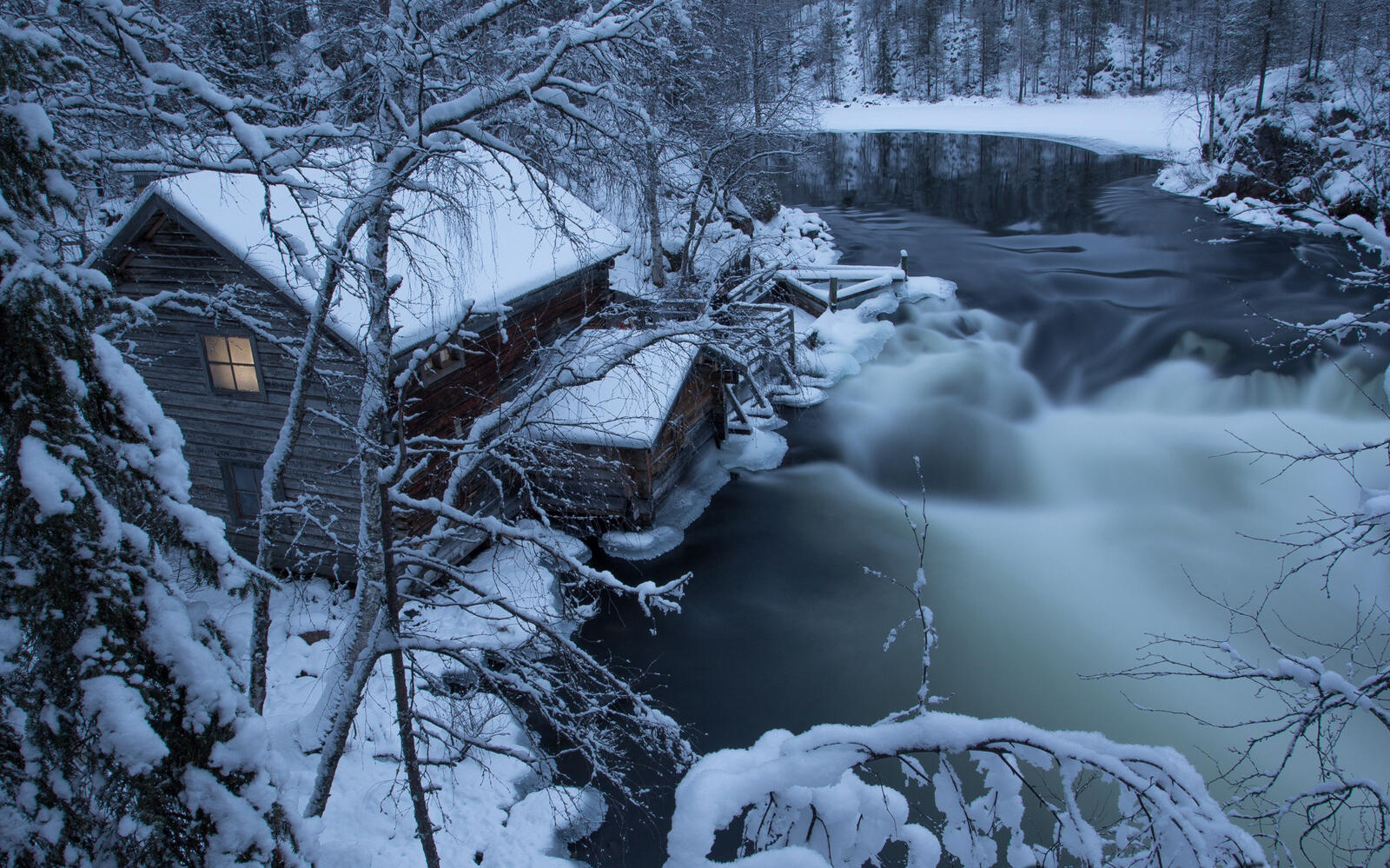 Бесплатное фото Дом на берегу реки с сильным течением зимним морозным днем