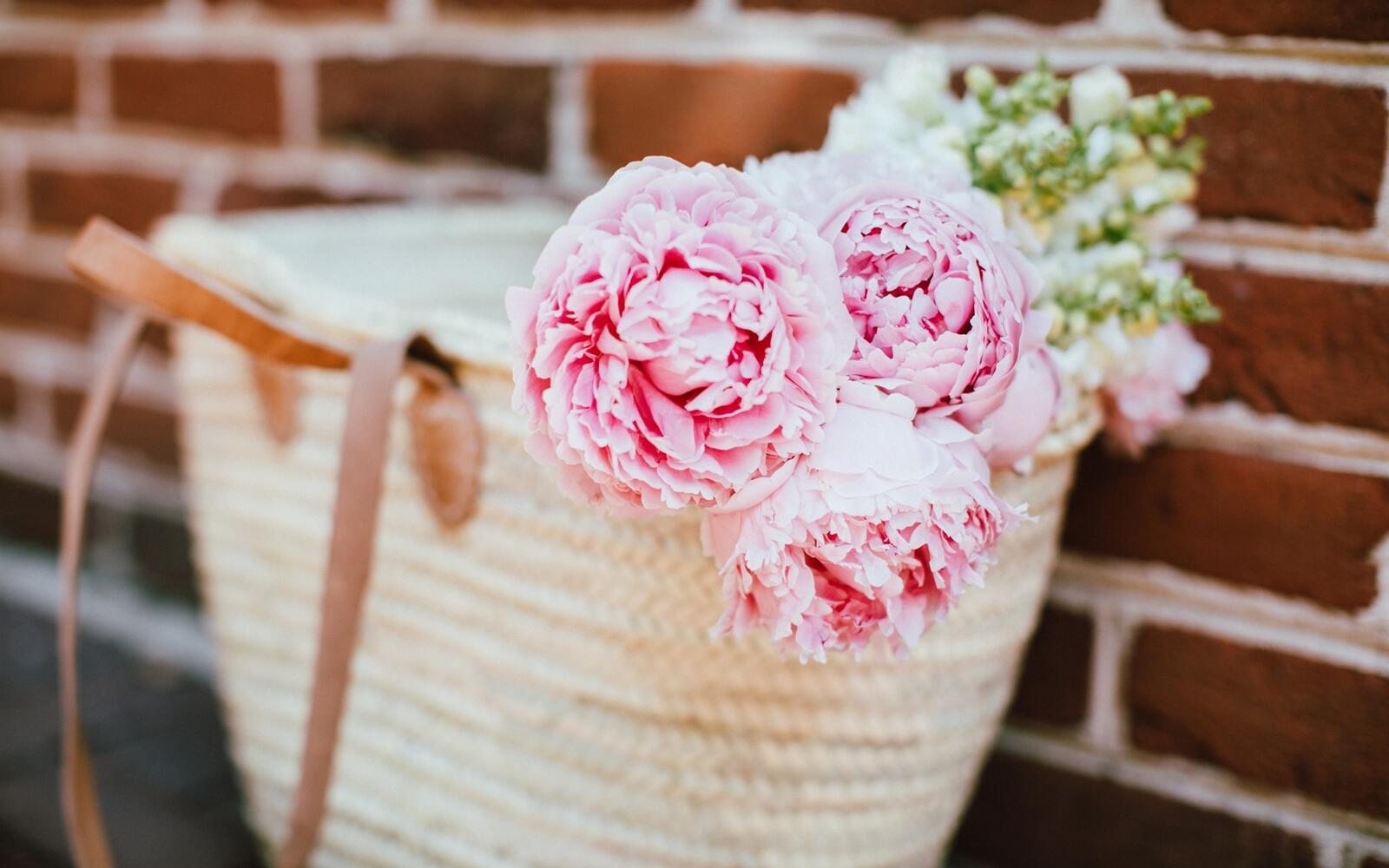 Free photo Pink peonies in a small basket