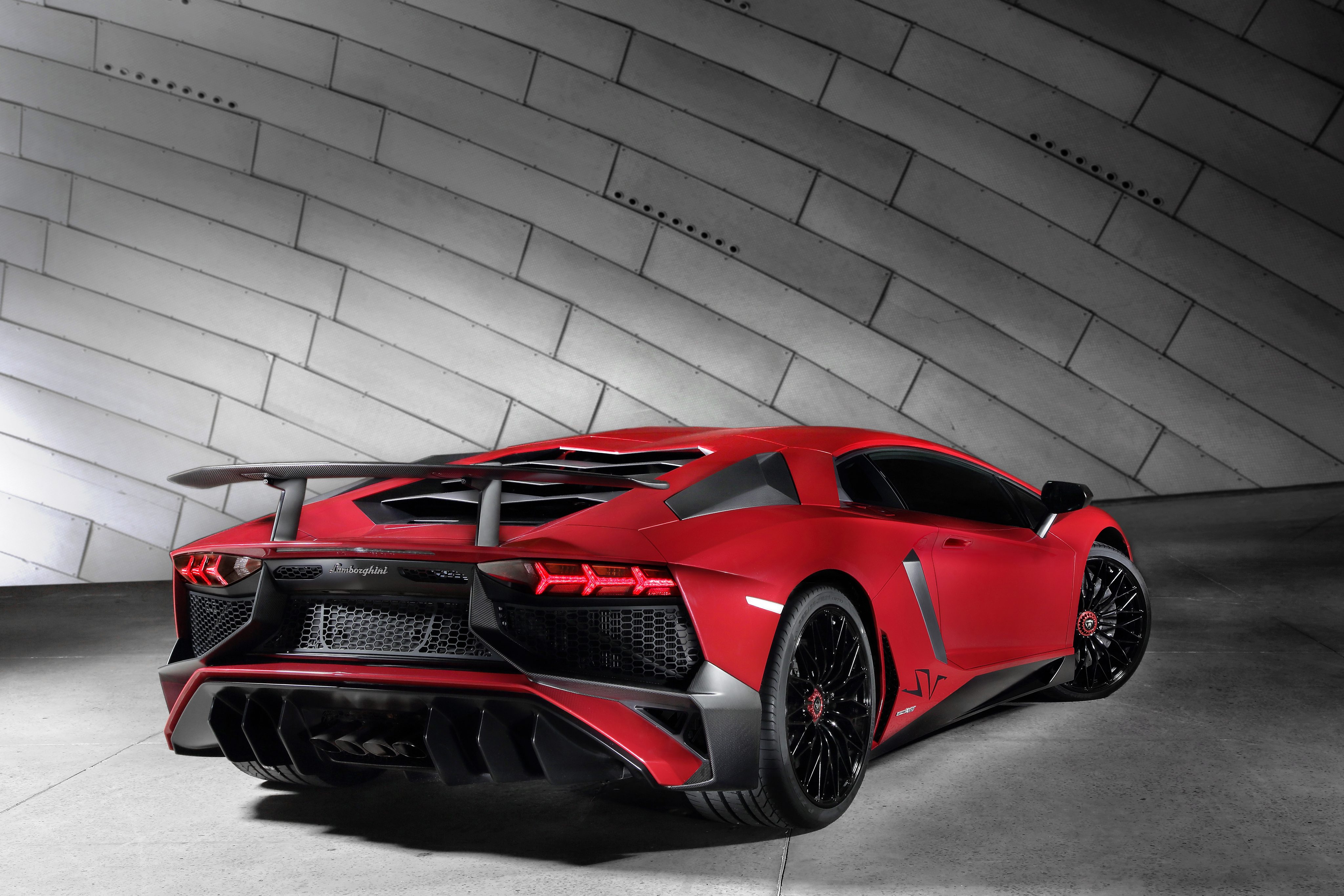 Бесплатное фото Lamborghini Aventador lp 750 4 красного цвета вид сзади