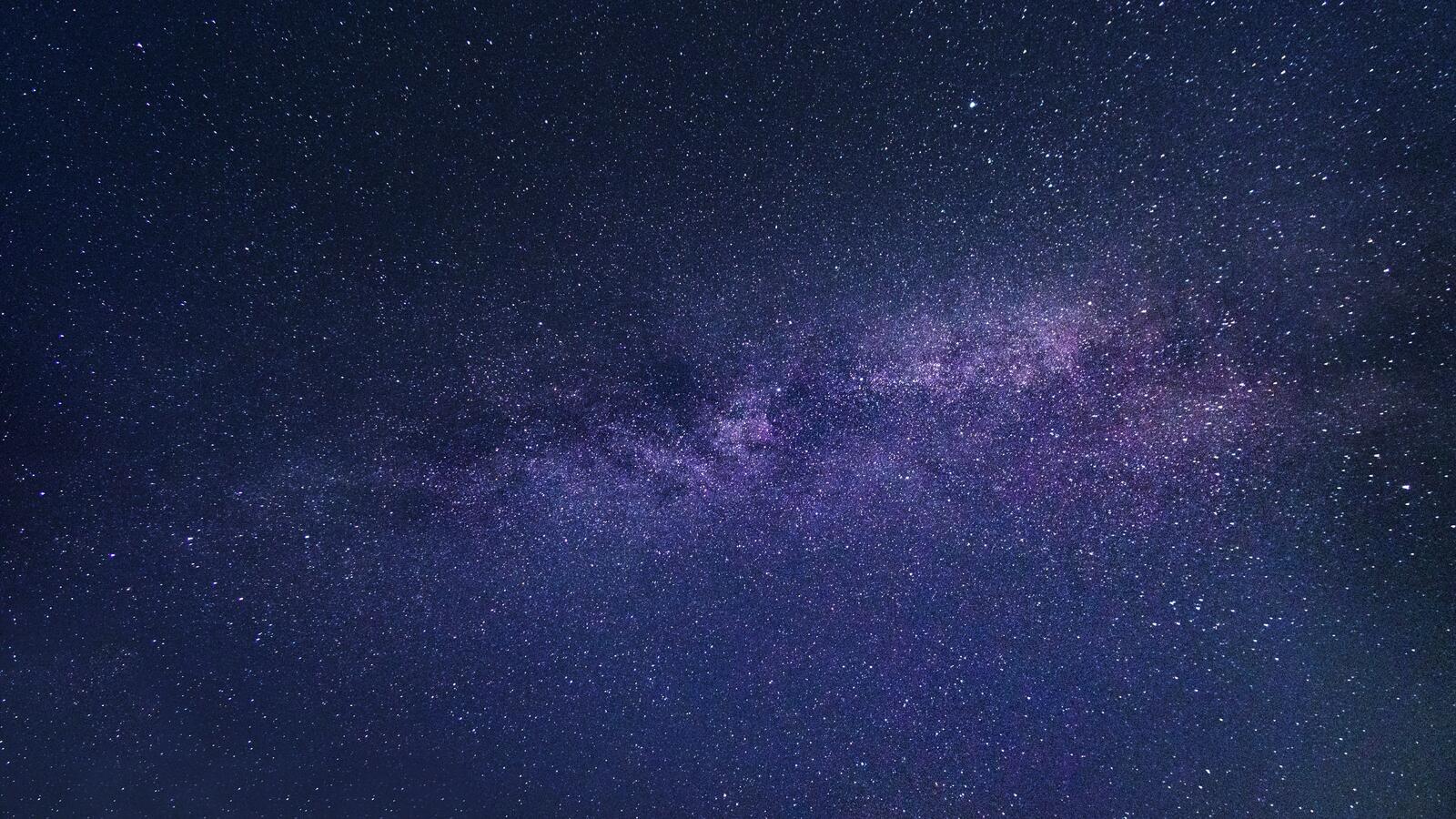Бесплатное фото Звездное темно-синее небо с млечным путем