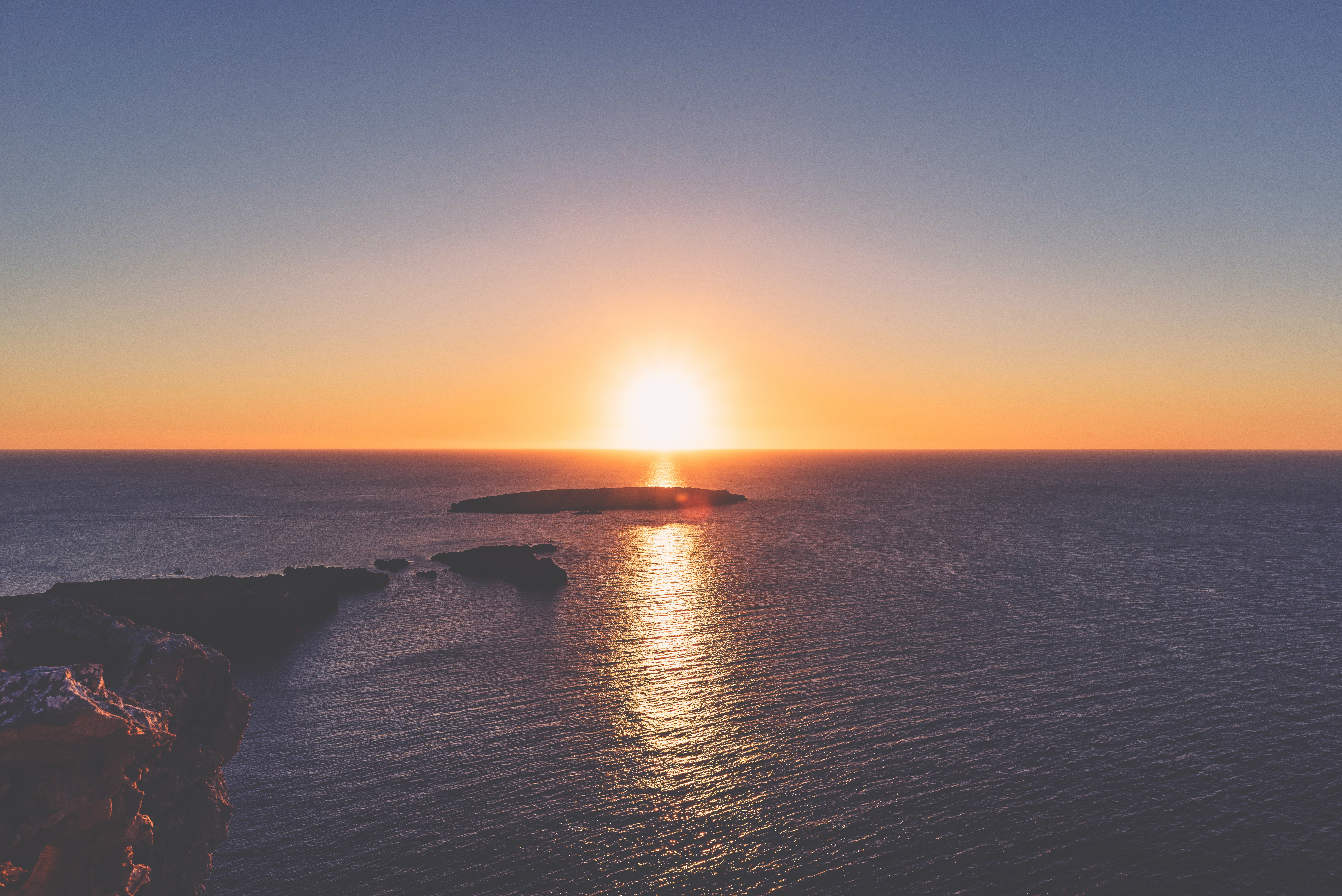 Бесплатное фото Солнце уходящее за горизонт моря