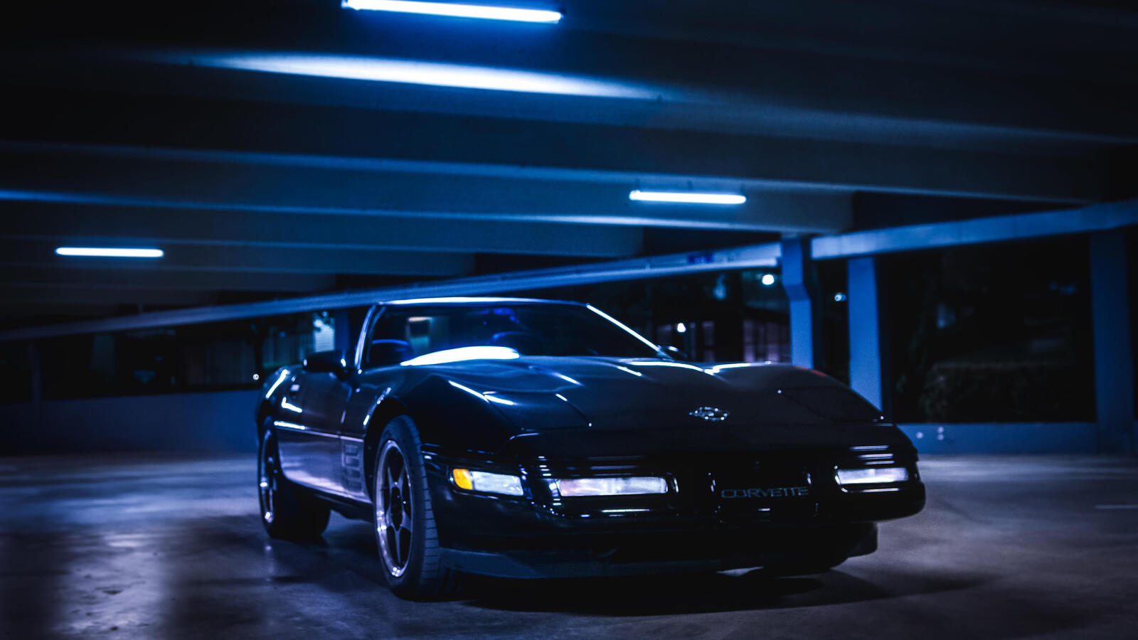 Free photo Corvette in an underground parking garage