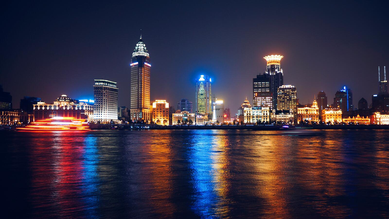 Бесплатное фото Ночной город отражается в воде