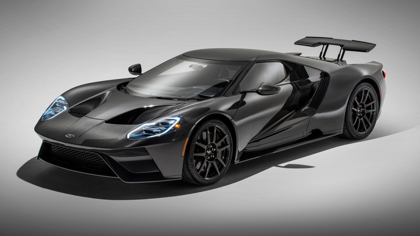 Free photo A black Ford GT.