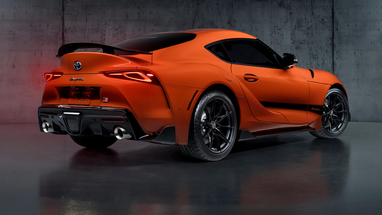 Оранжевая Toyota GR Supra 2024 года вид сзади