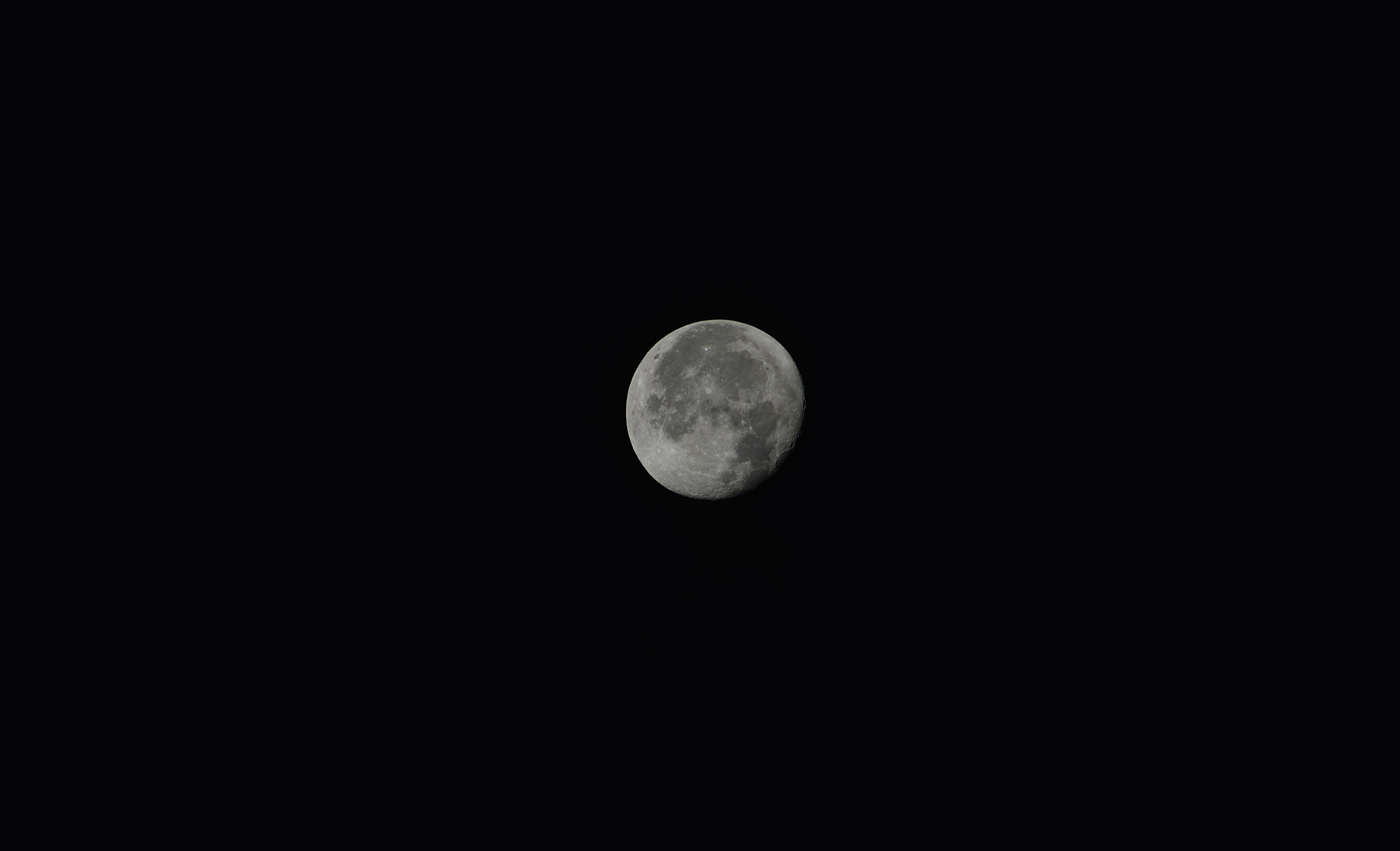 Мем Луна на черном фоне